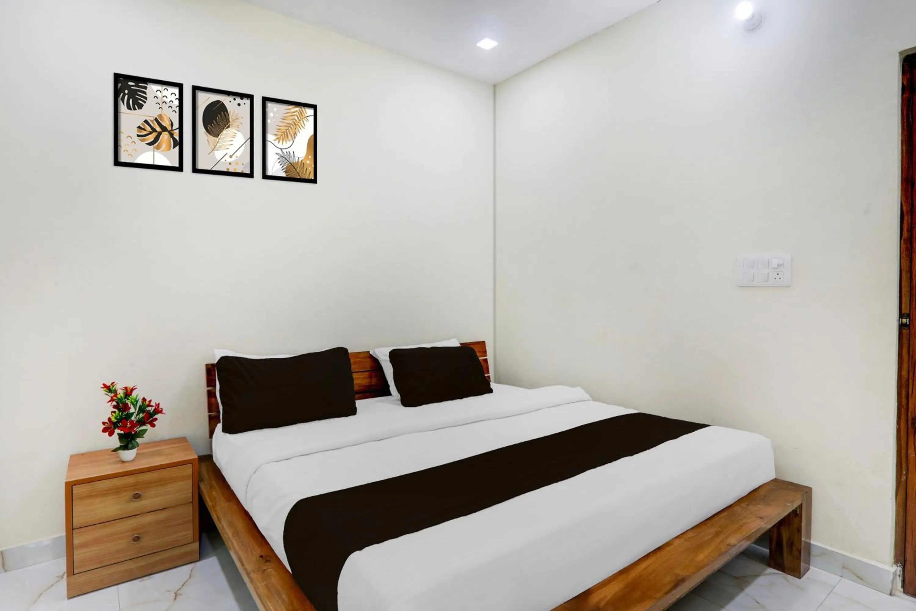 Bedroom, Bed in Super Hotel O IIM Road Lucknow