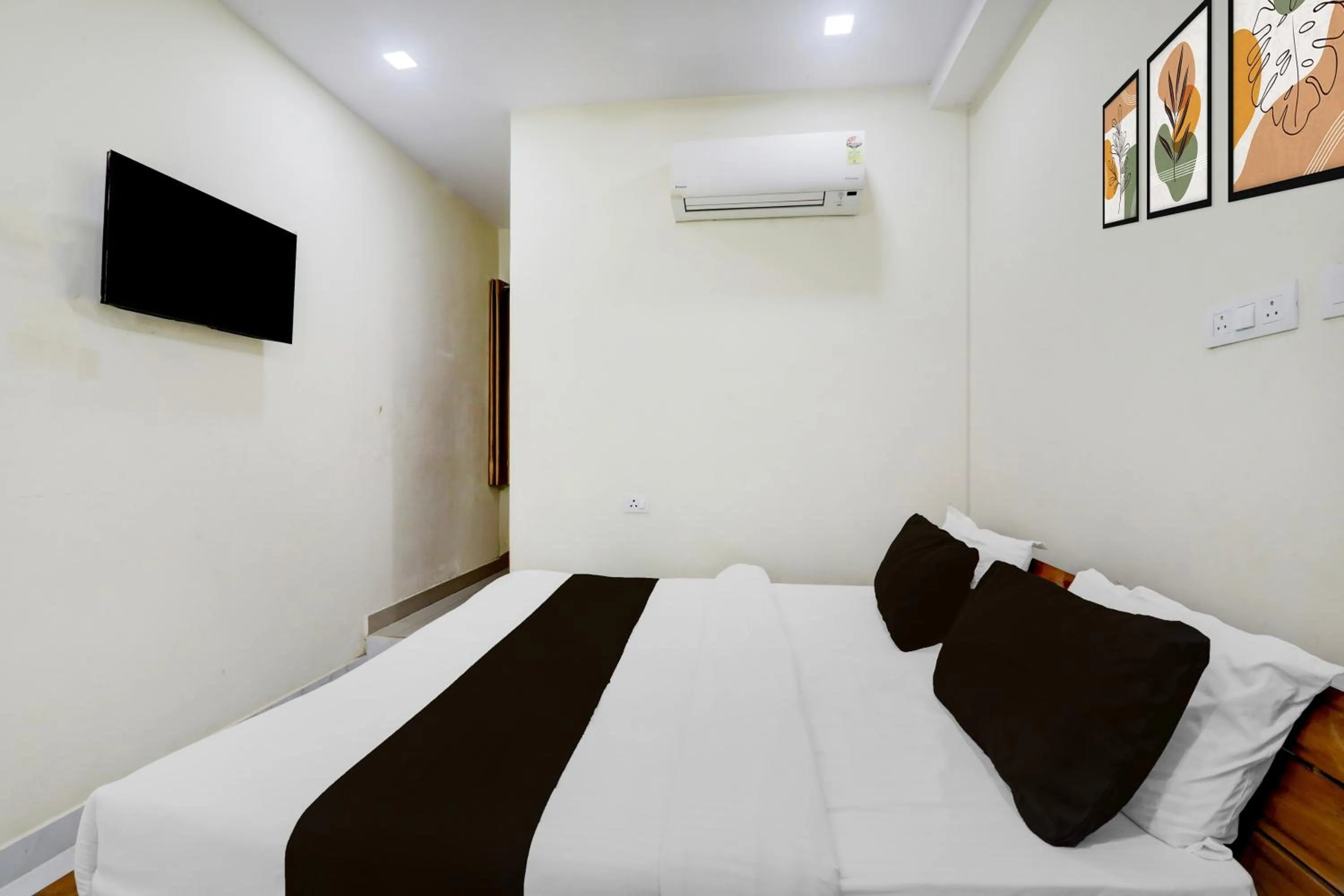 Bedroom, Bed in Super Hotel O IIM Road Lucknow