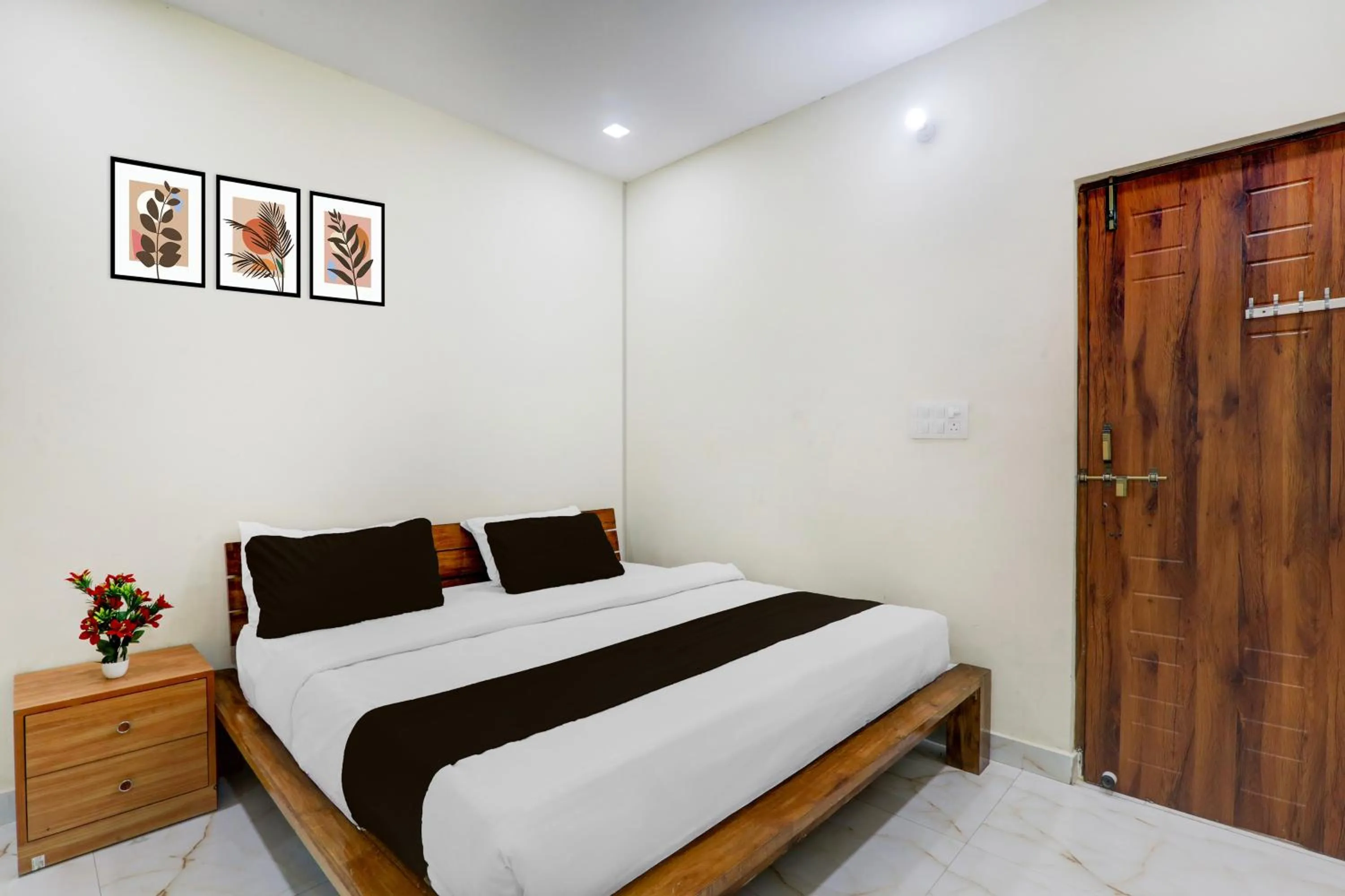 Bedroom, Bed in Super Hotel O IIM Road Lucknow