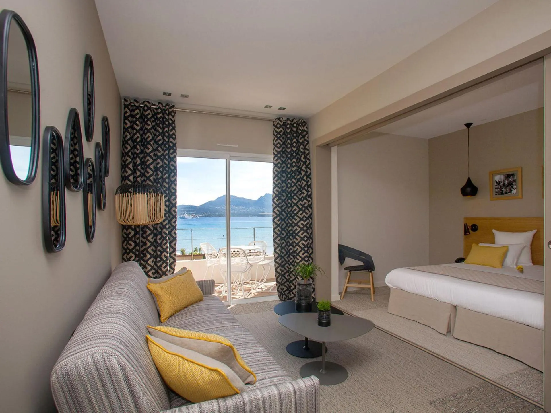 Bedroom, Bed in Hôtel La Caravelle