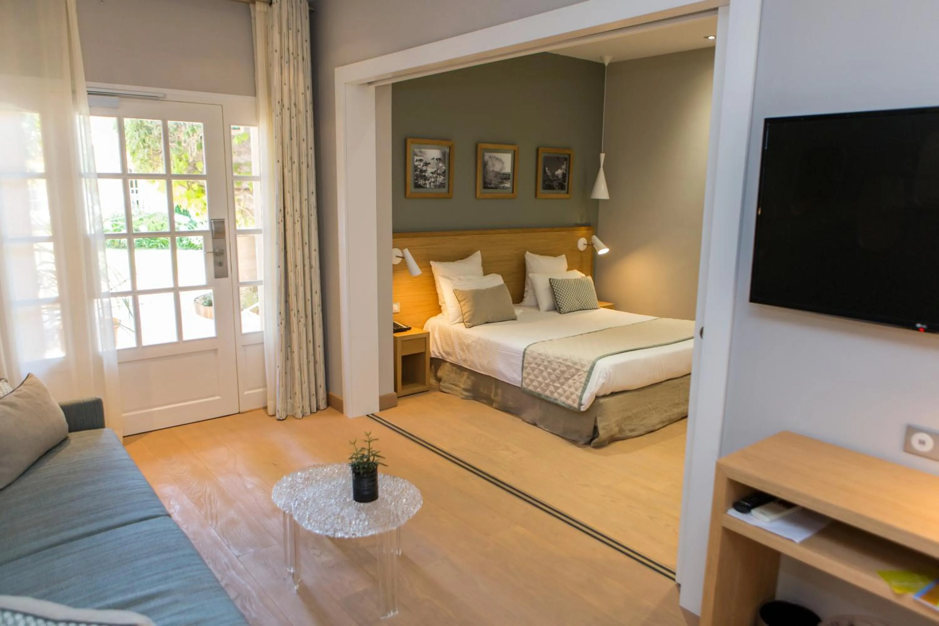 Photo of the whole room, Bed in Hôtel La Caravelle