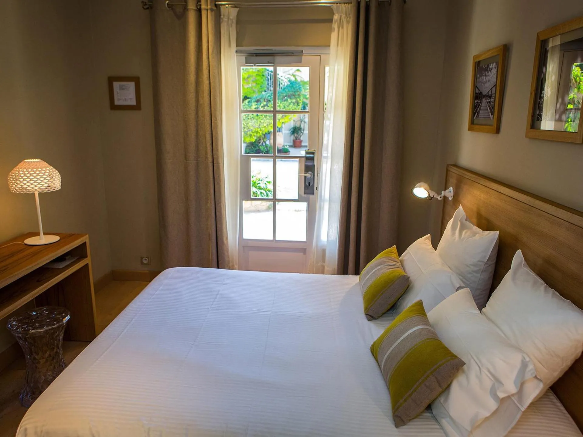 Bedroom, Bed in Hôtel La Caravelle