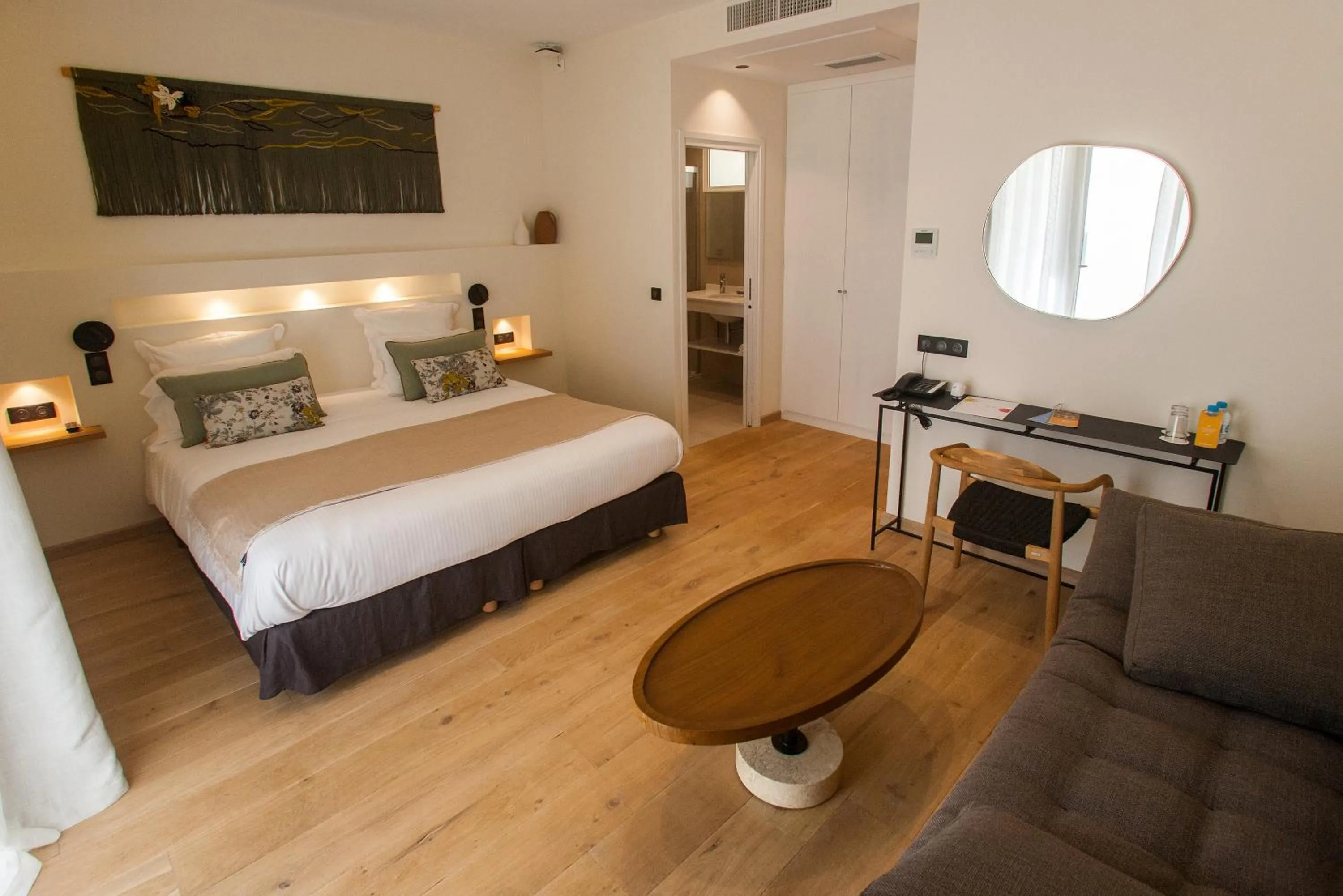 Bedroom, Bed in Hôtel La Caravelle