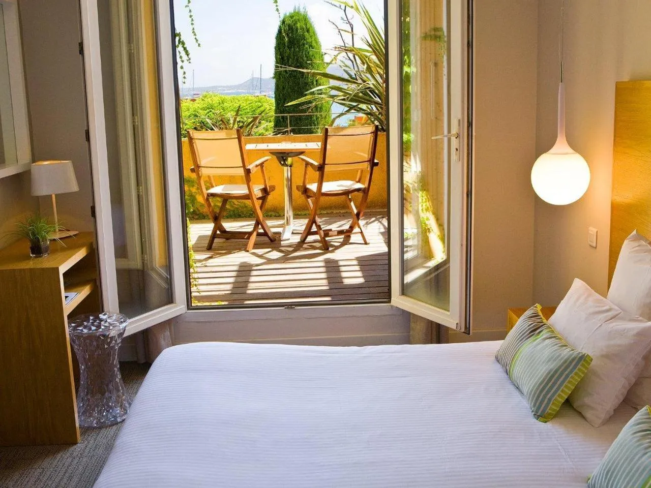 Balcony/Terrace, Bed in Hôtel La Caravelle