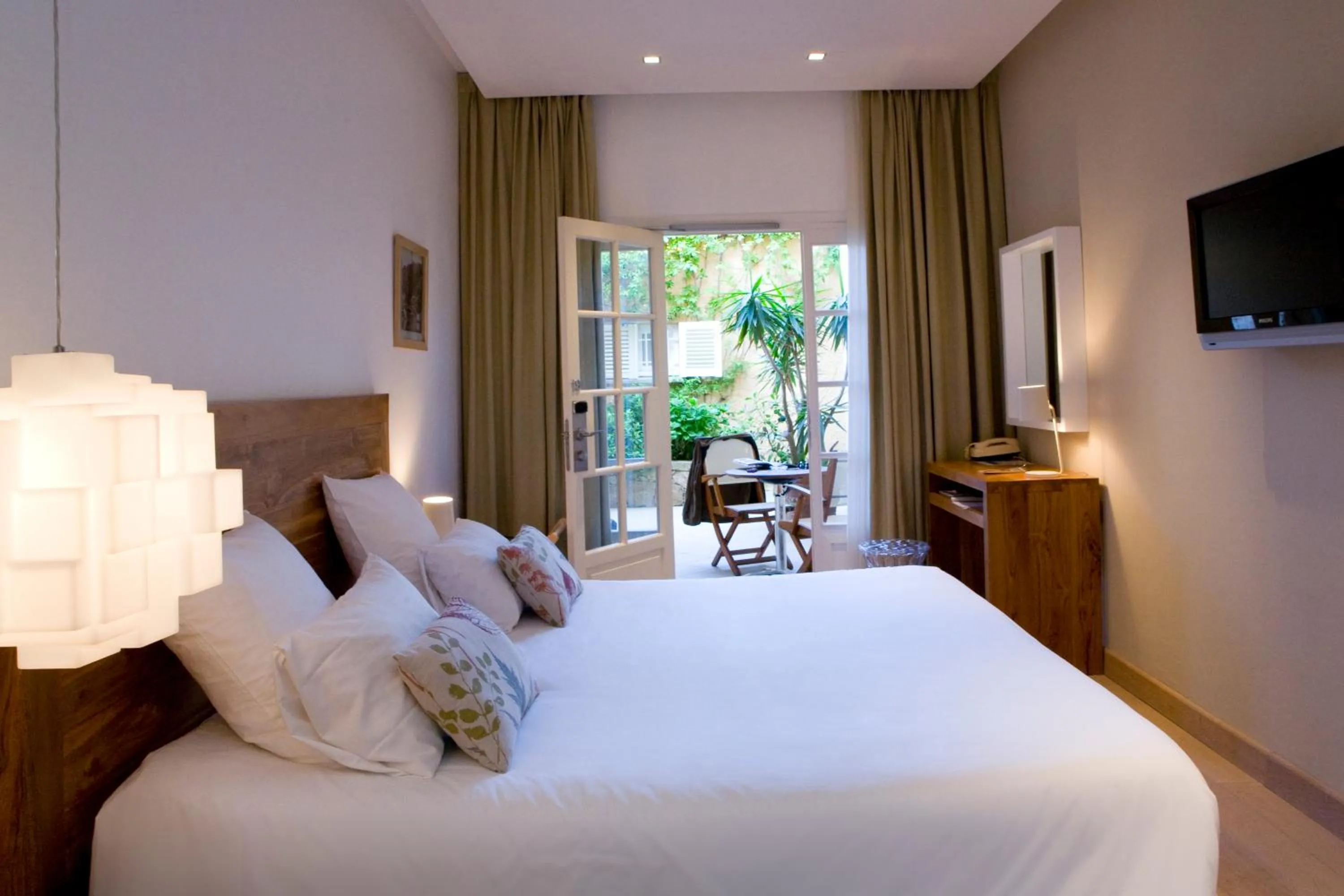 Photo of the whole room, Bed in Hôtel La Caravelle