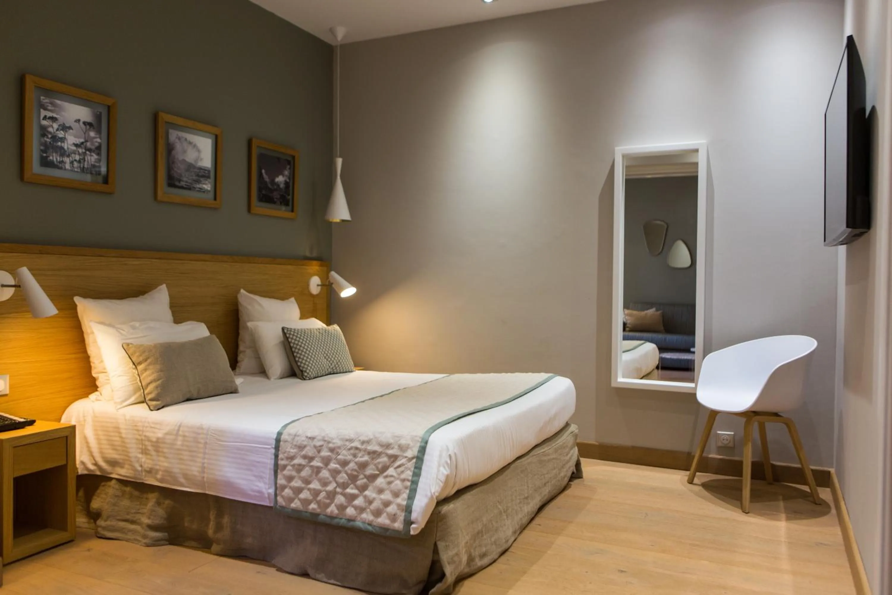 Photo of the whole room, Bed in Hôtel La Caravelle