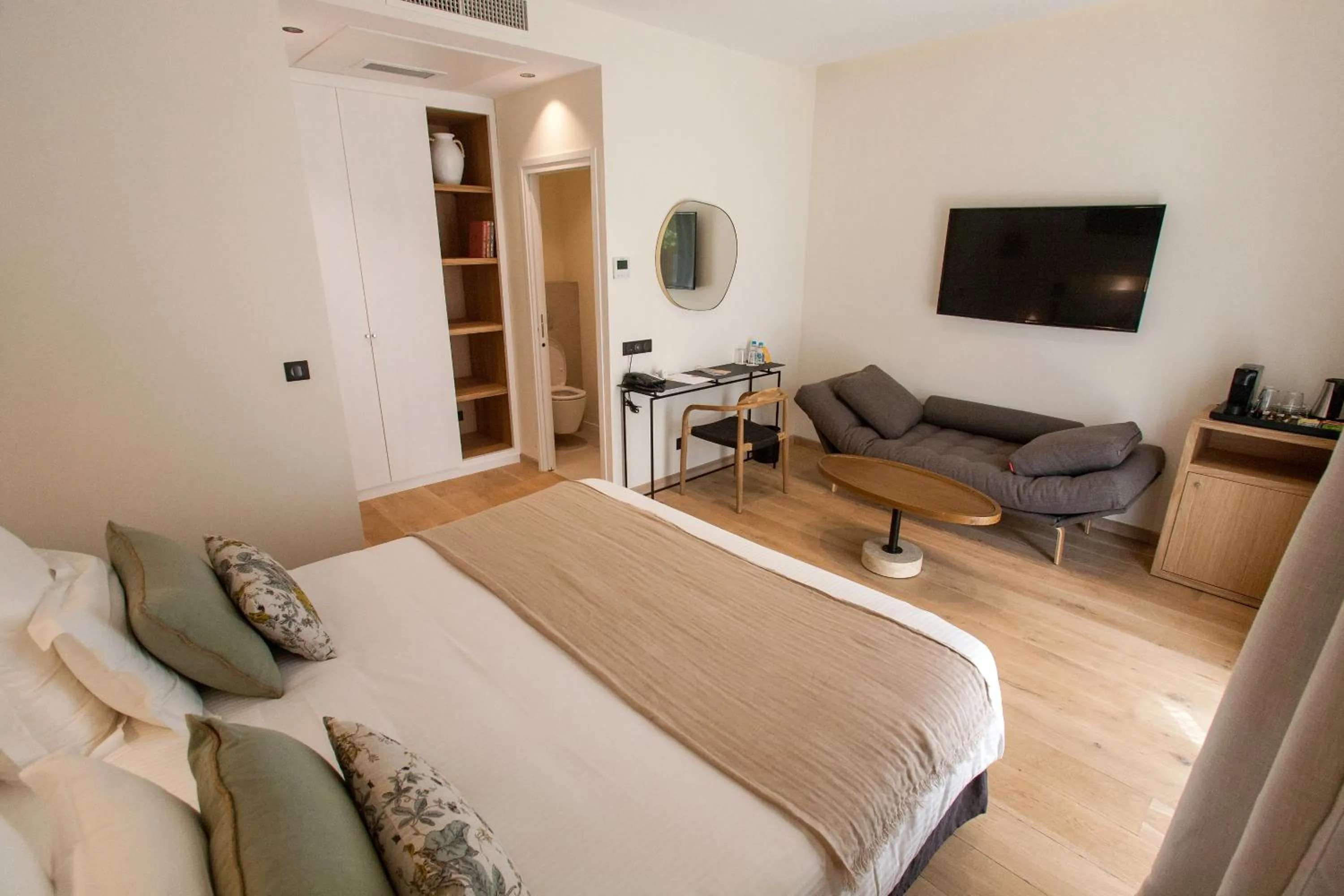 Bedroom, Bed in Hôtel La Caravelle