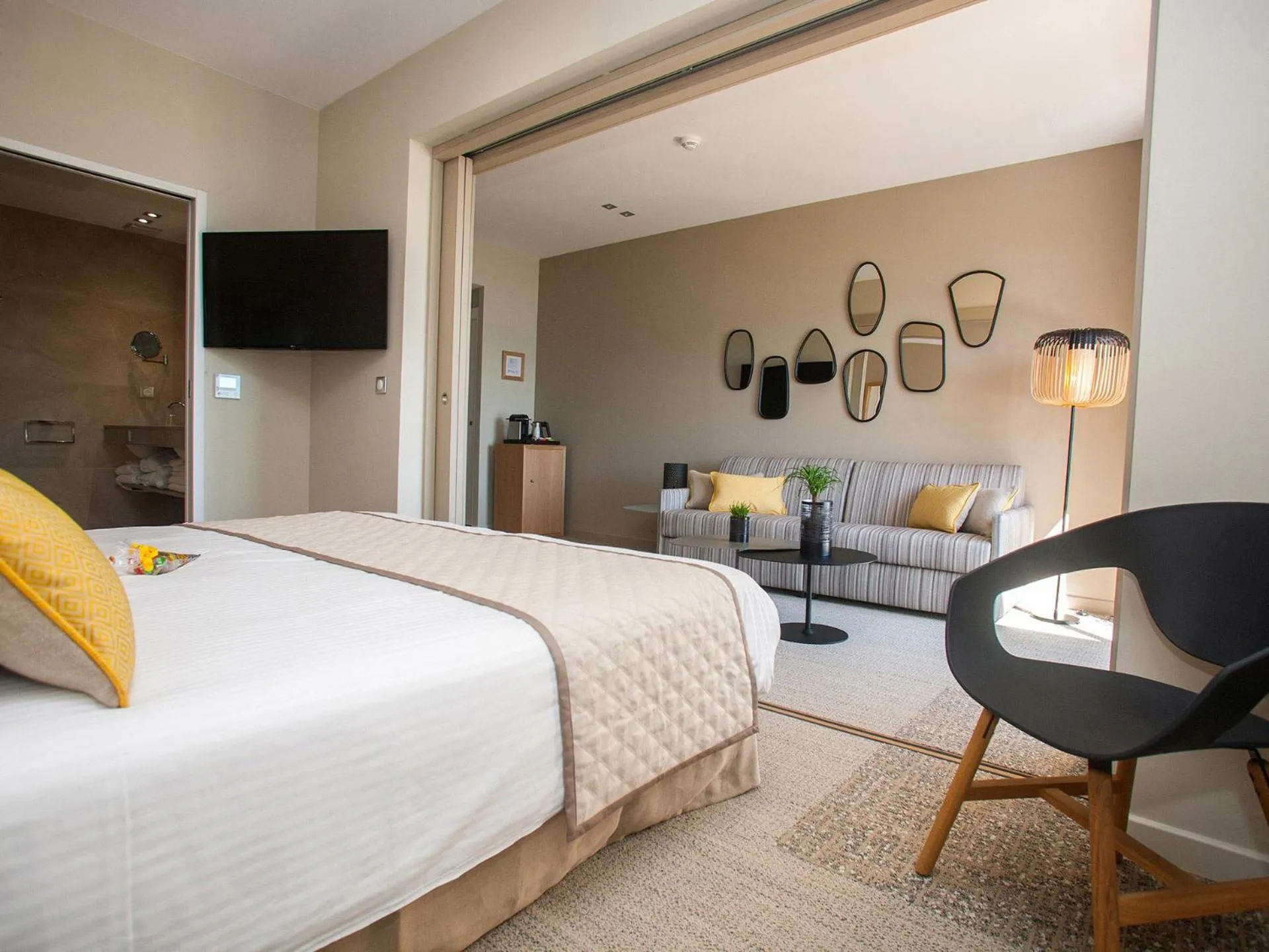 Bedroom, Bed in Hôtel La Caravelle