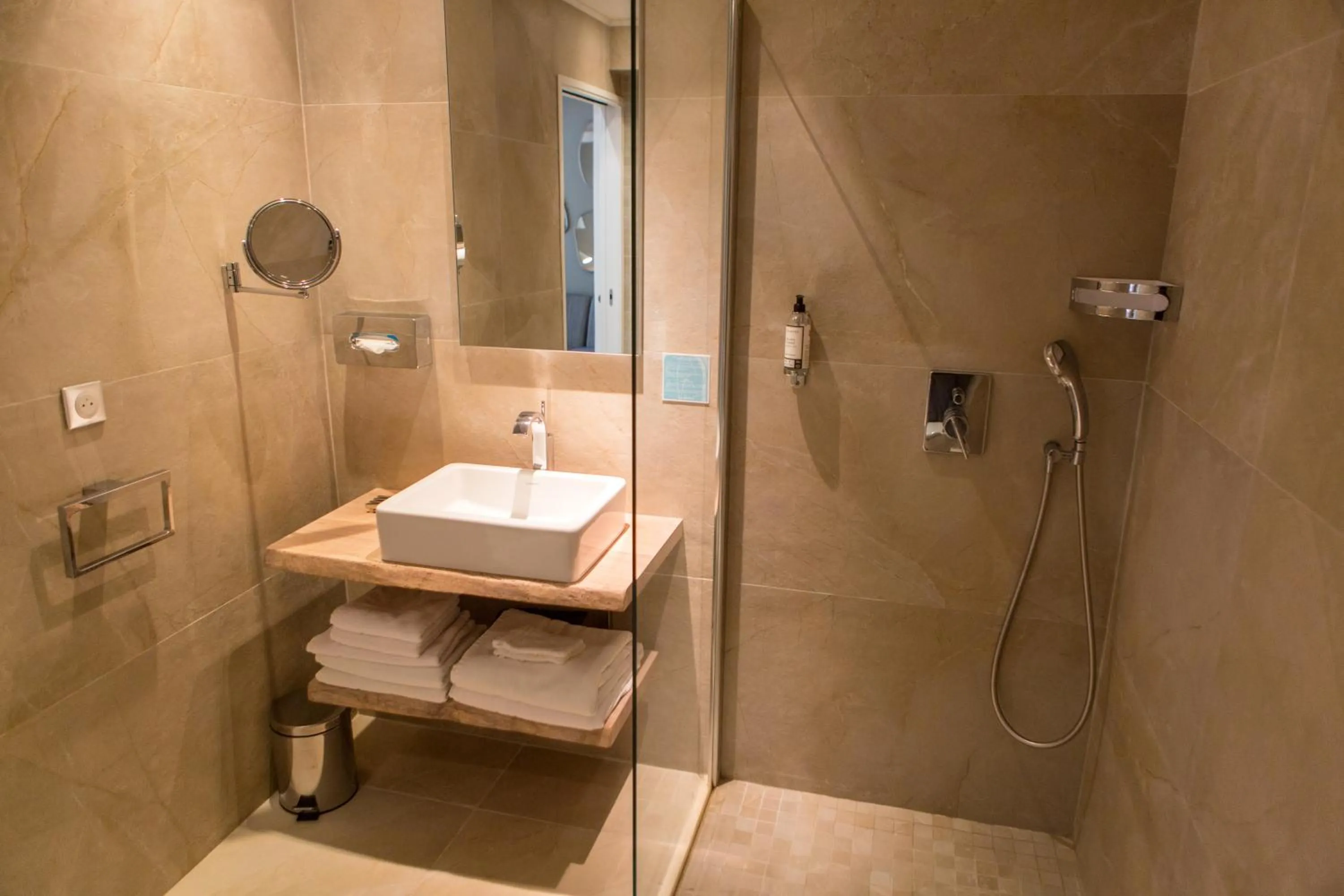 Bathroom in Hôtel La Caravelle