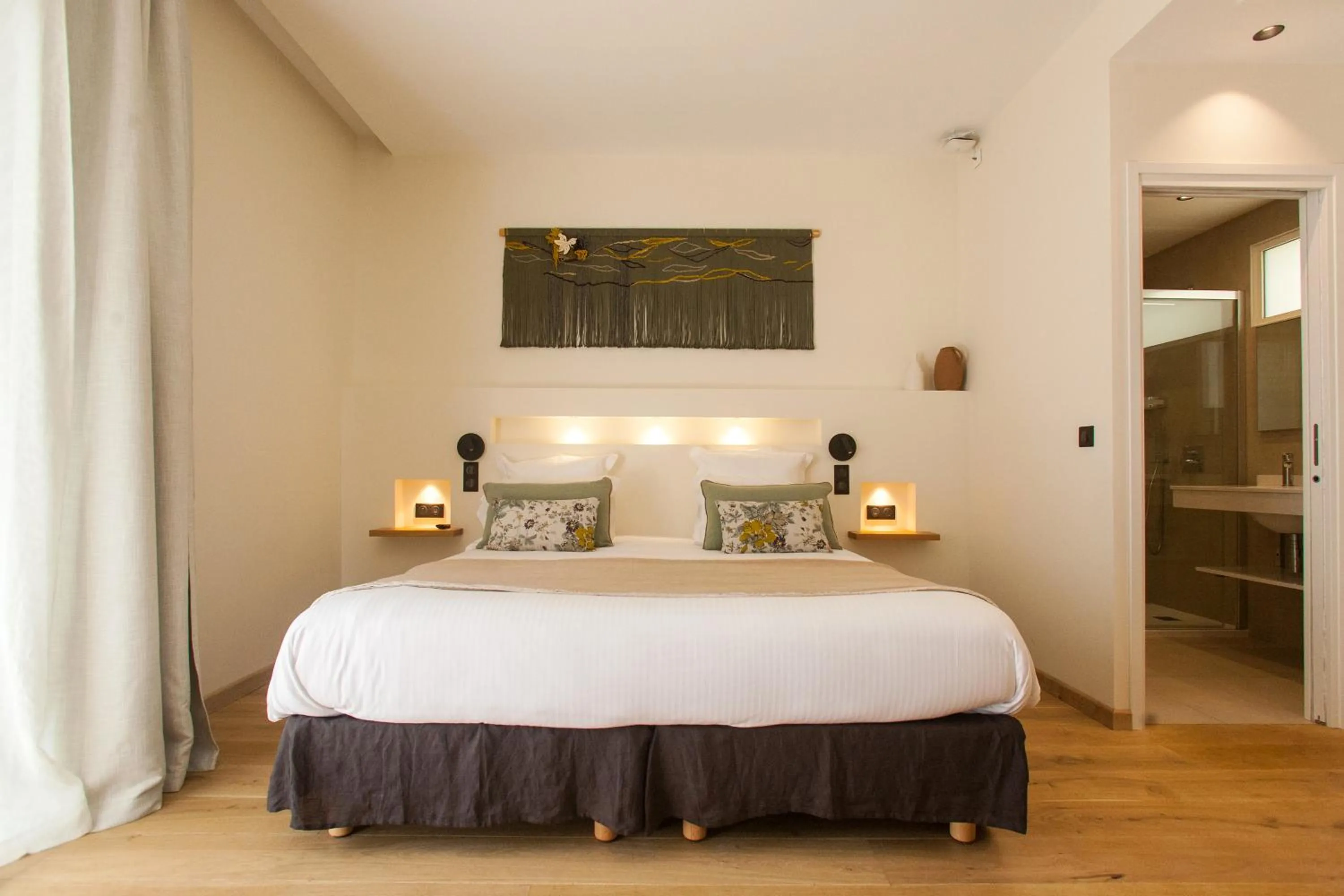 Bedroom, Bed in Hôtel La Caravelle