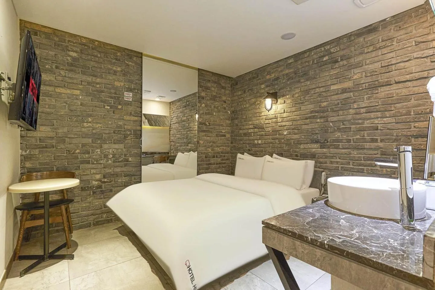 Photo of the whole room in HERTZ Hotel