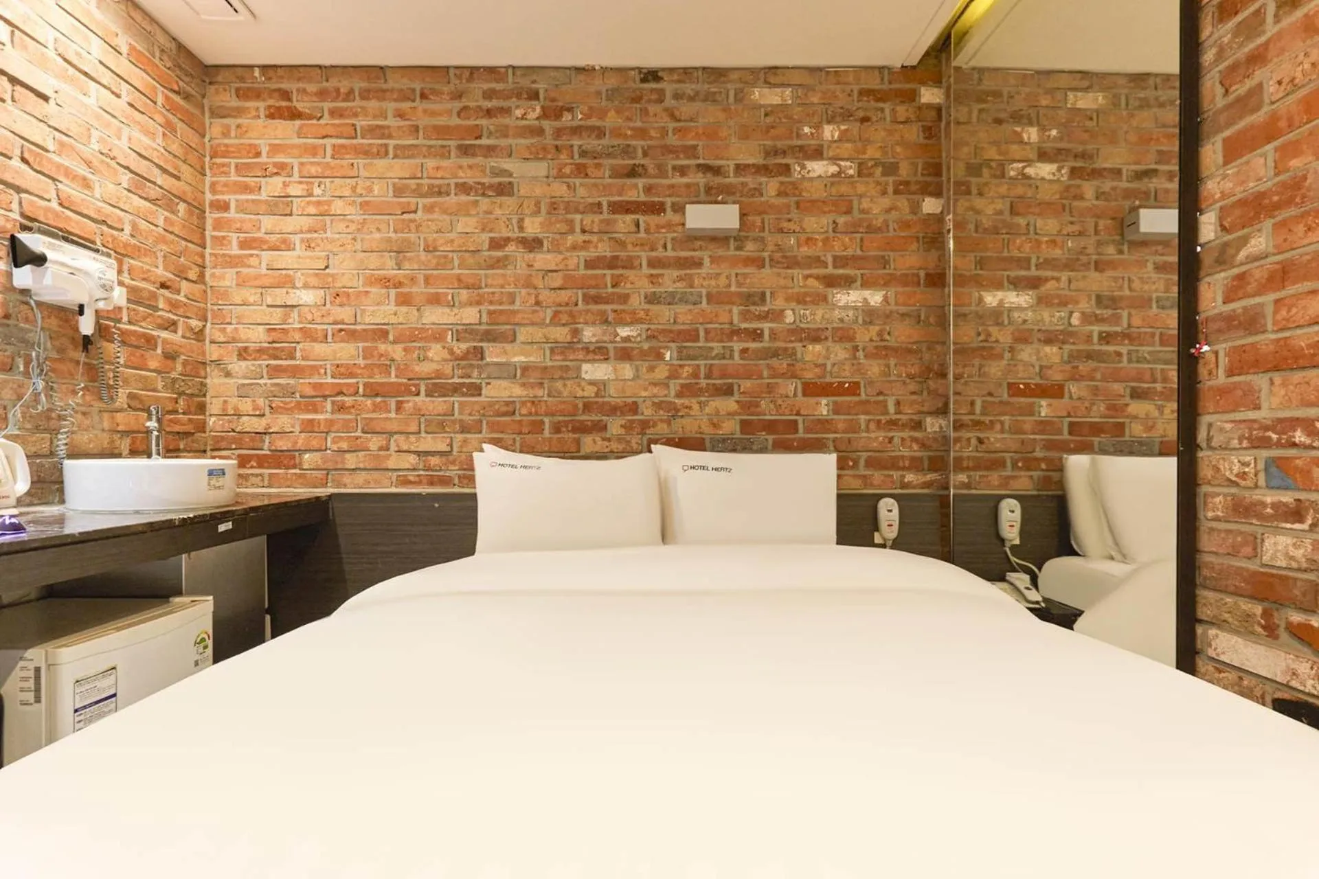 Photo of the whole room, Bed in HERTZ Hotel