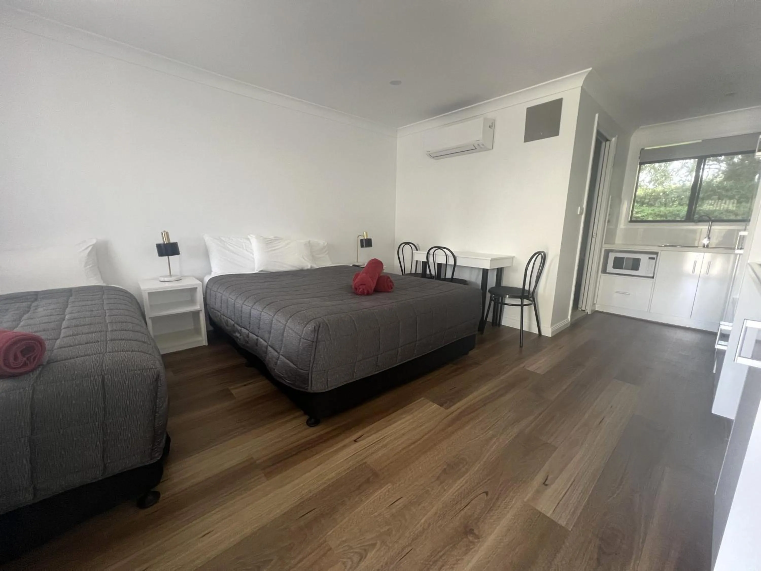 Bed in Almond Inn Motel