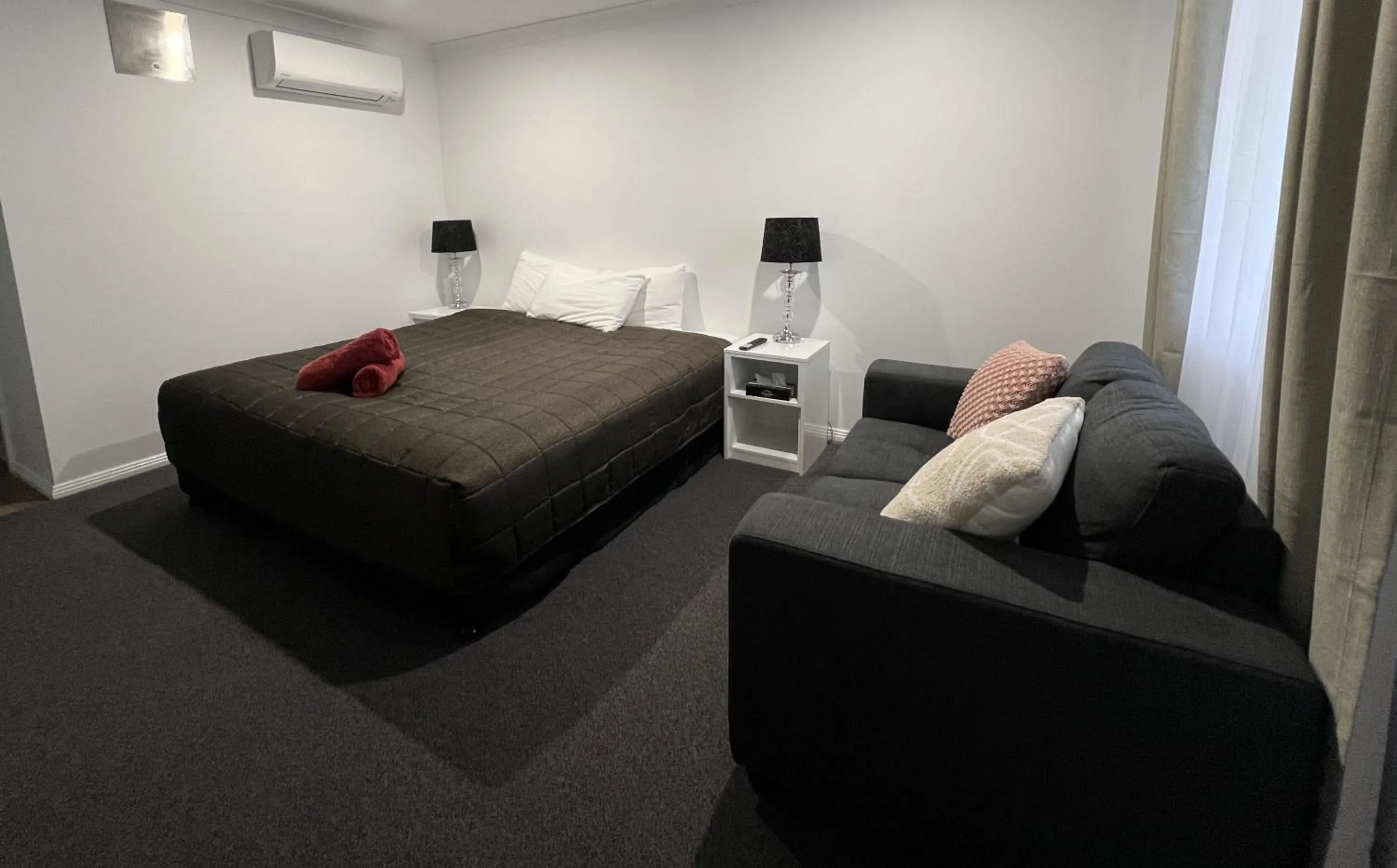 Bed in Almond Inn Motel