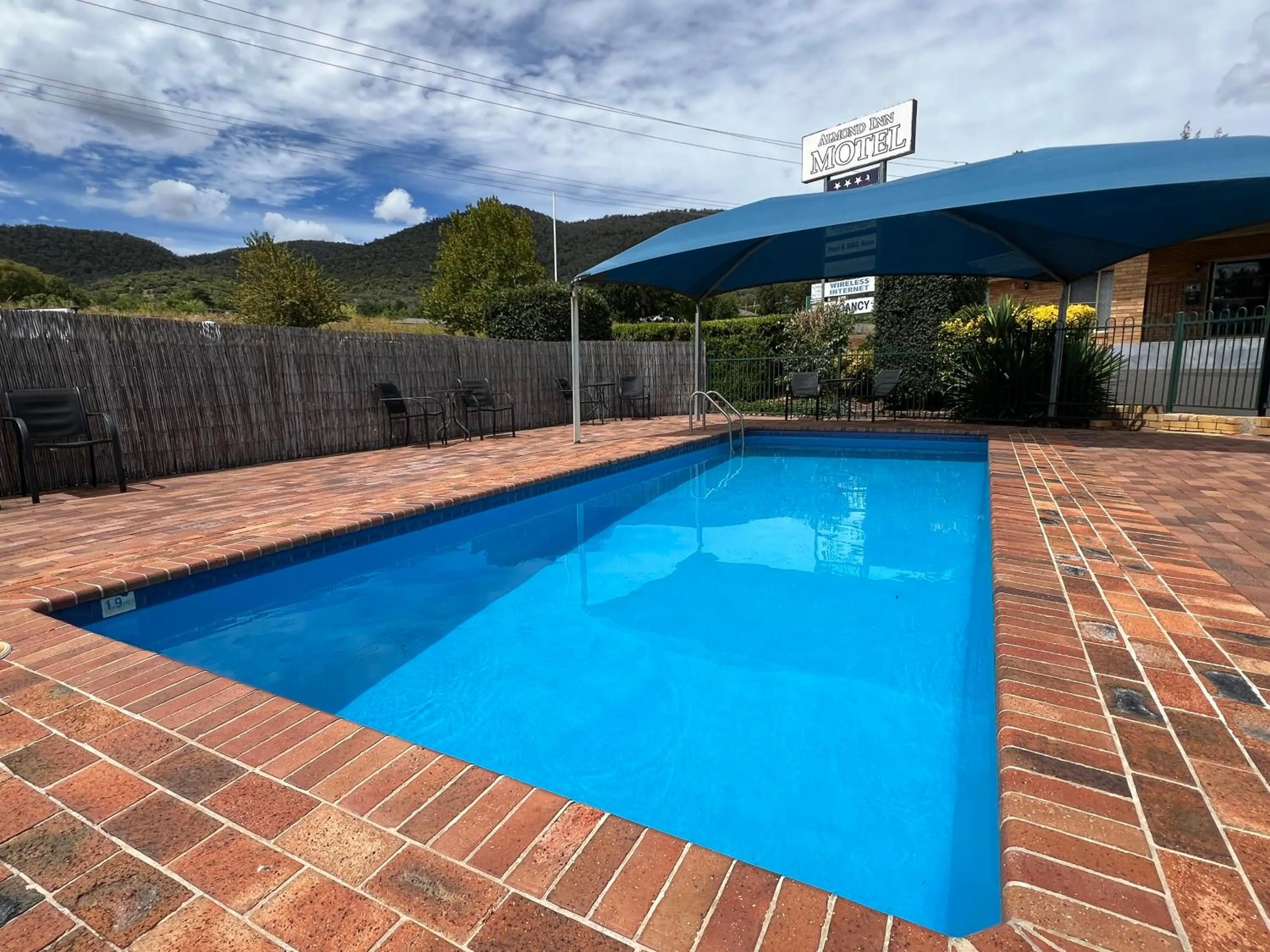 Swimming pool in Almond Inn Motel
