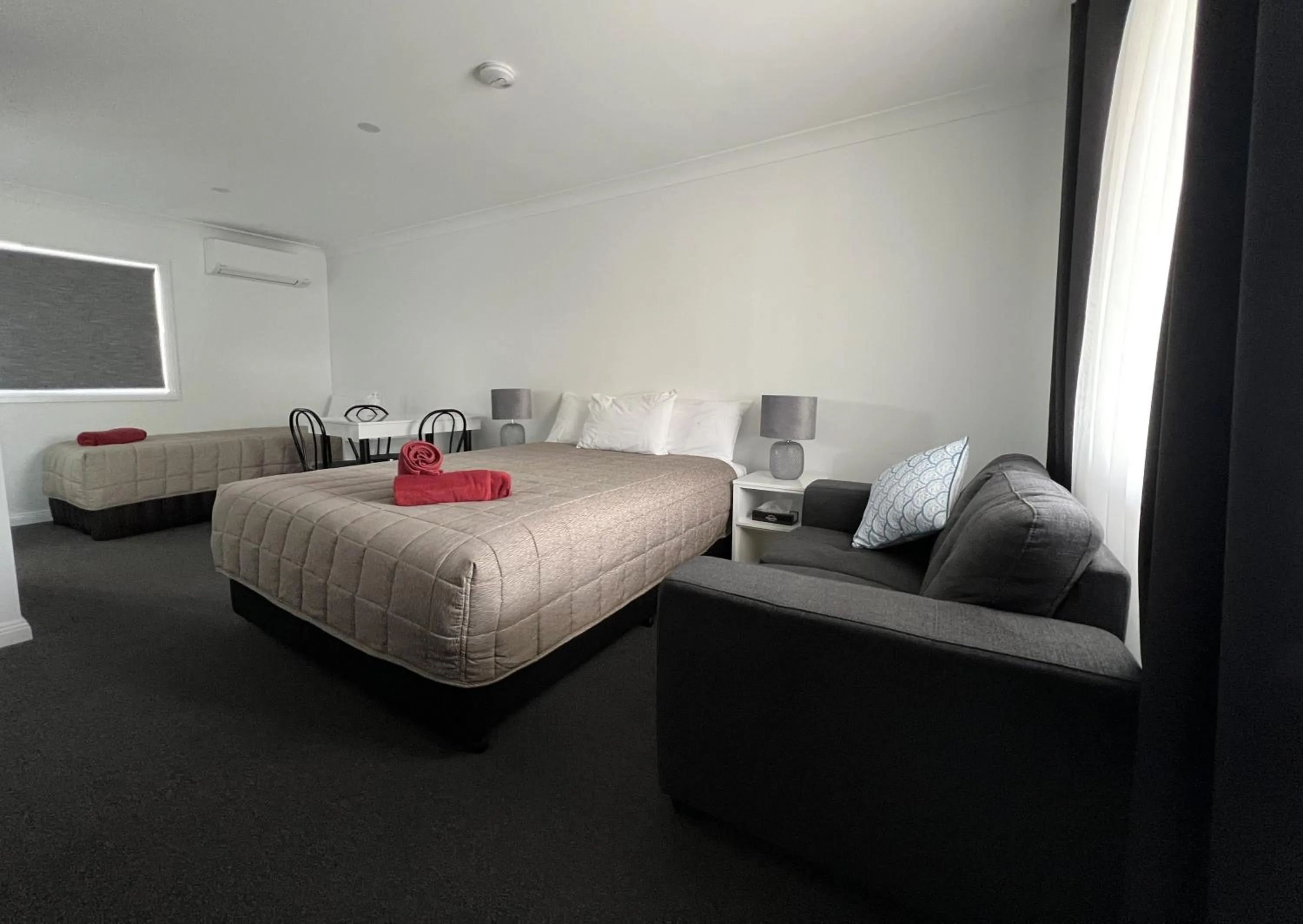 Bed in Almond Inn Motel