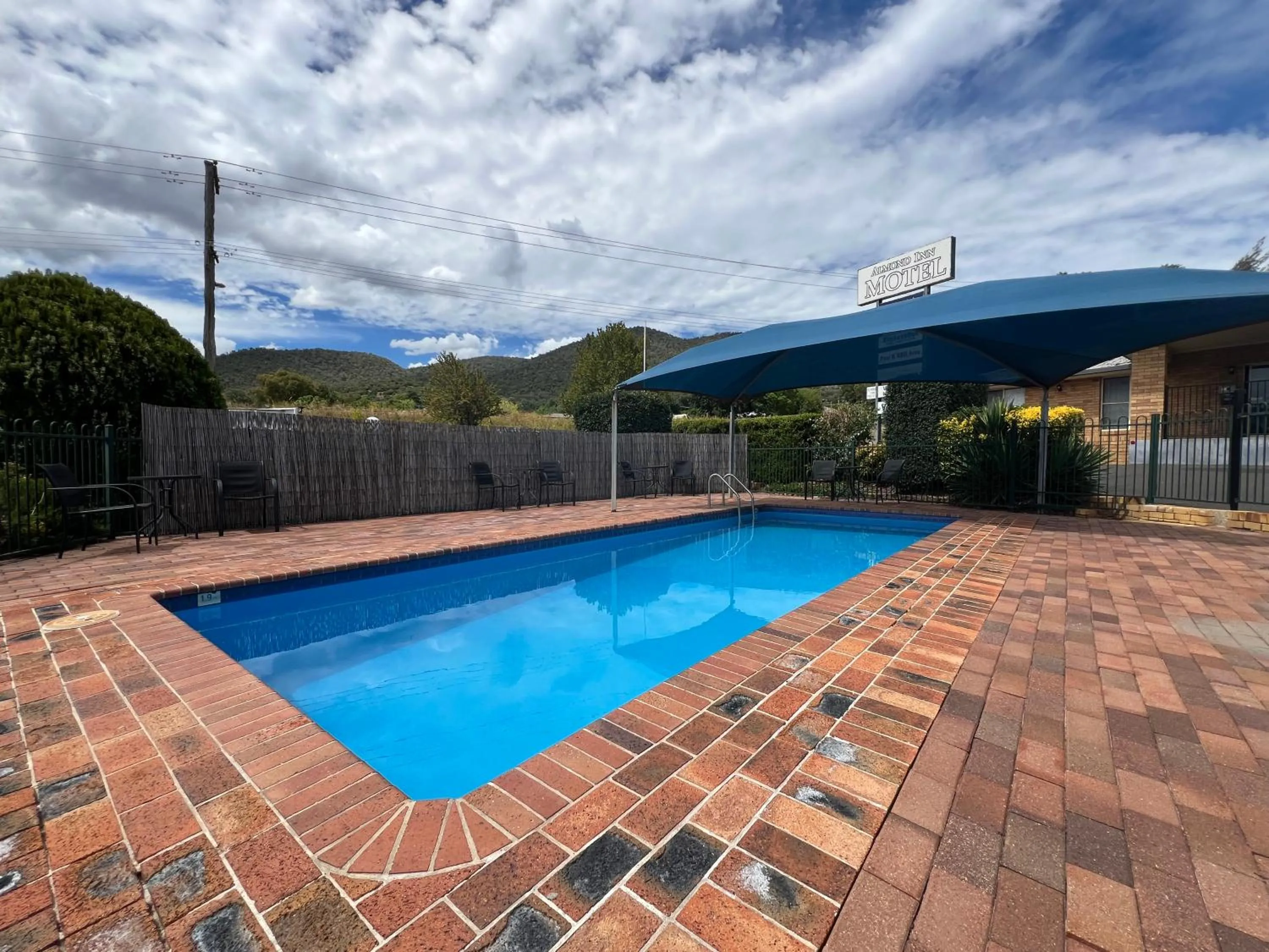 Swimming pool in Almond Inn Motel