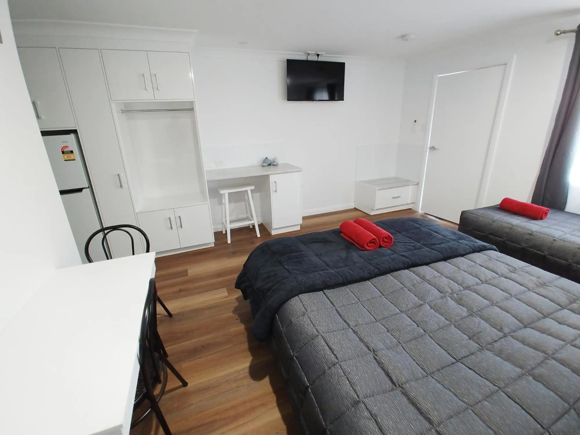 Photo of the whole room, Bed in Almond Inn Motel