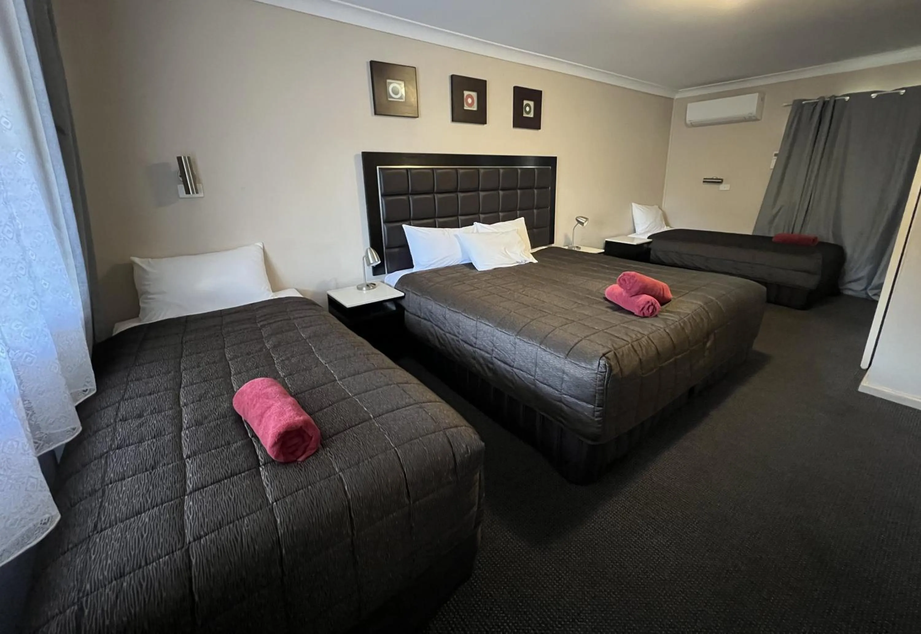 Bed in Almond Inn Motel