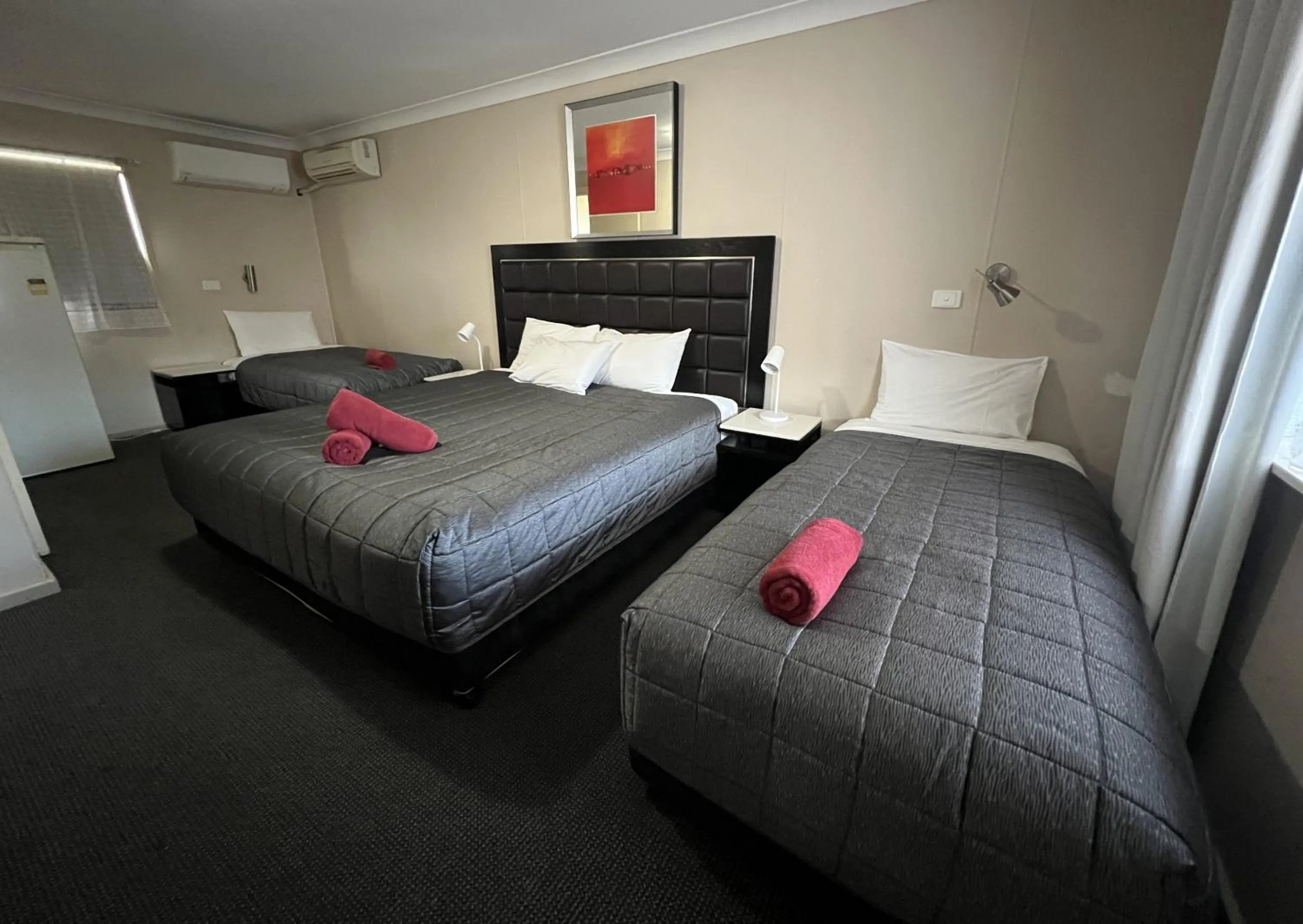 Bed in Almond Inn Motel