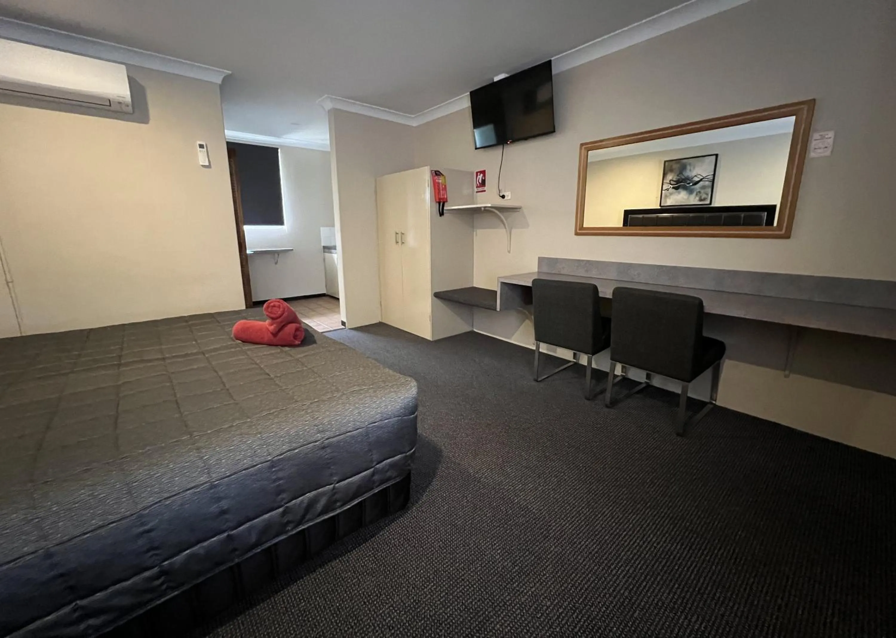 Bed in Almond Inn Motel