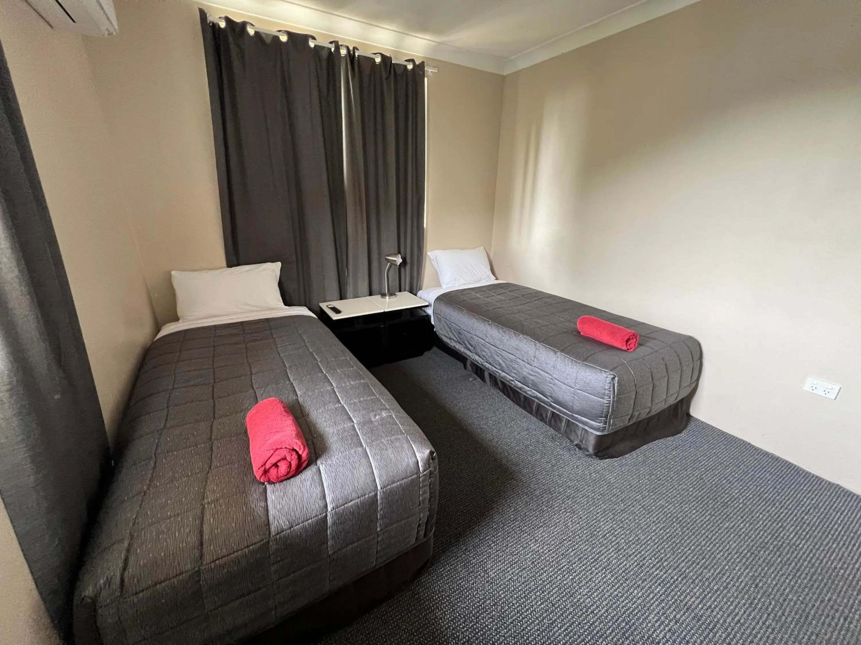 Bed in Almond Inn Motel