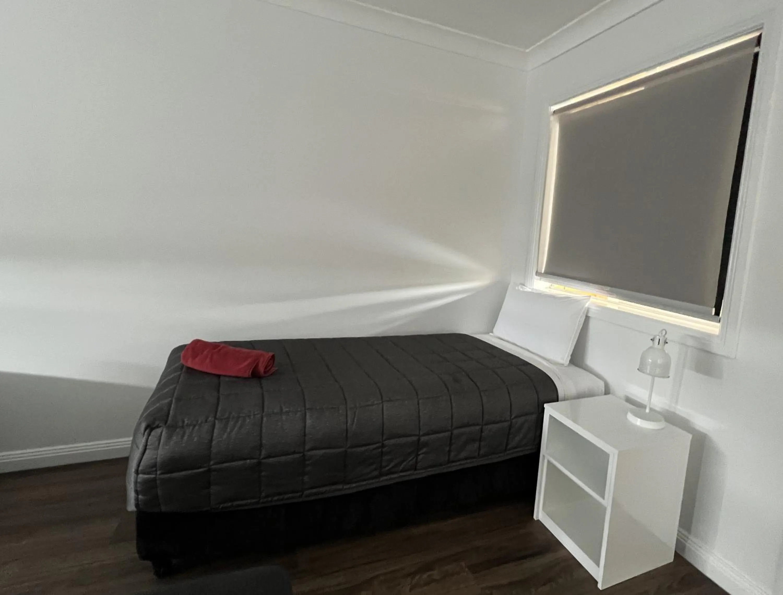 Bed in Almond Inn Motel