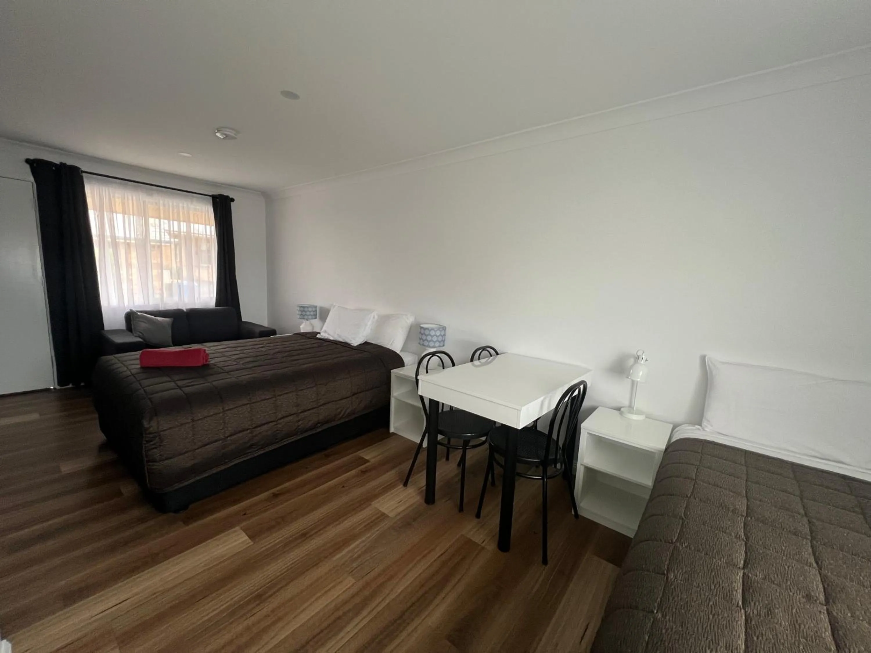 Bed in Almond Inn Motel