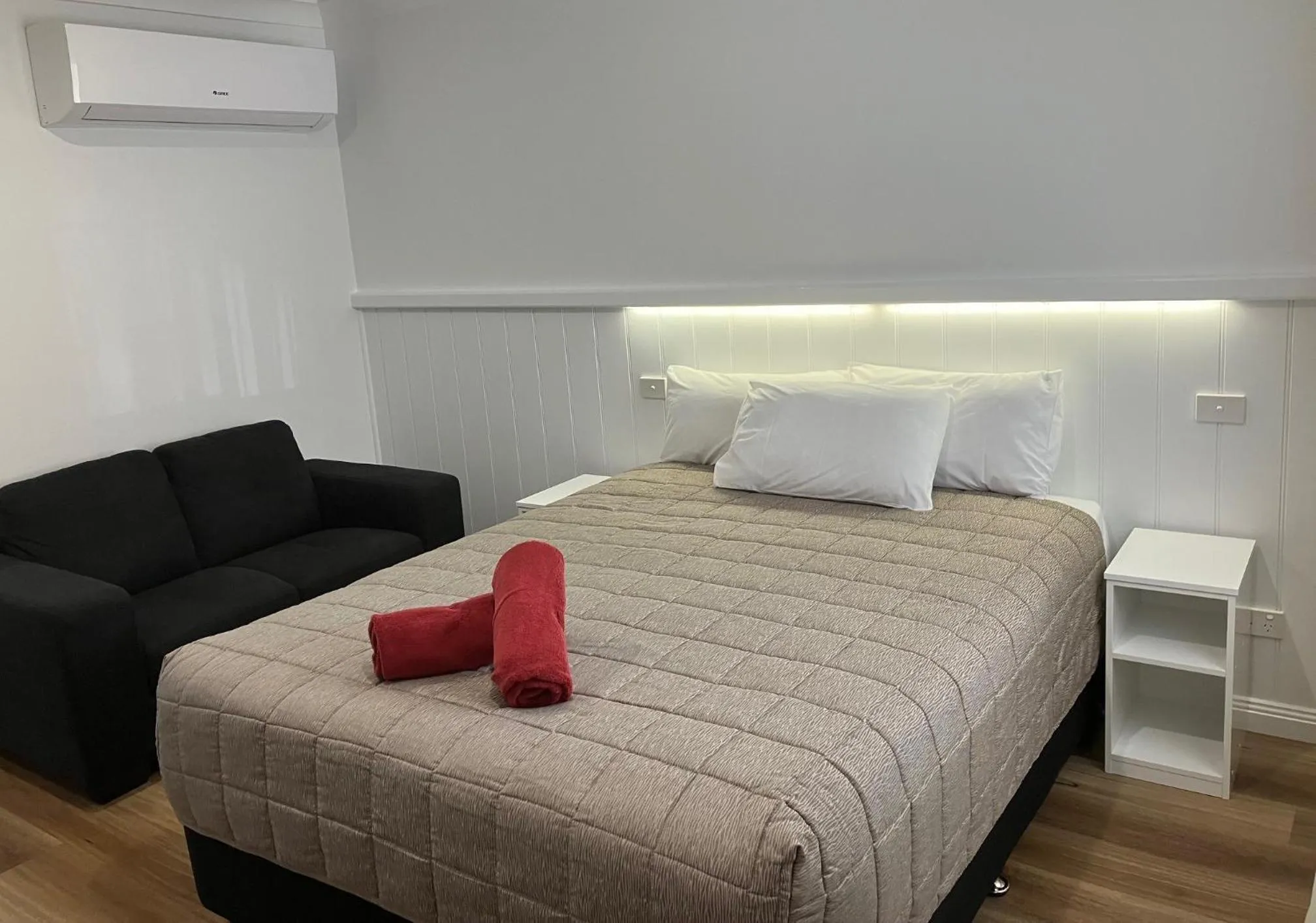 Bed in Almond Inn Motel