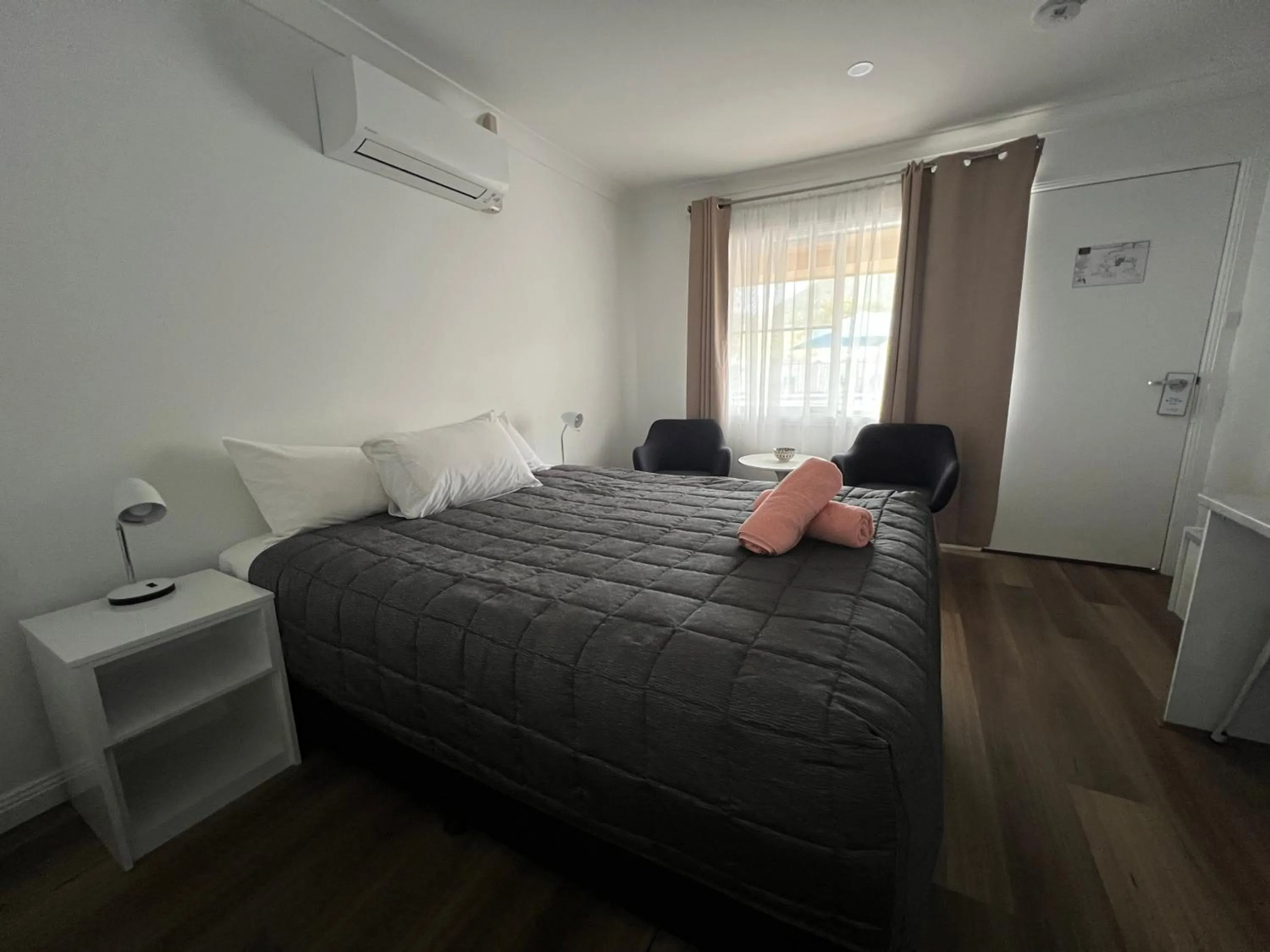 Bed in Almond Inn Motel