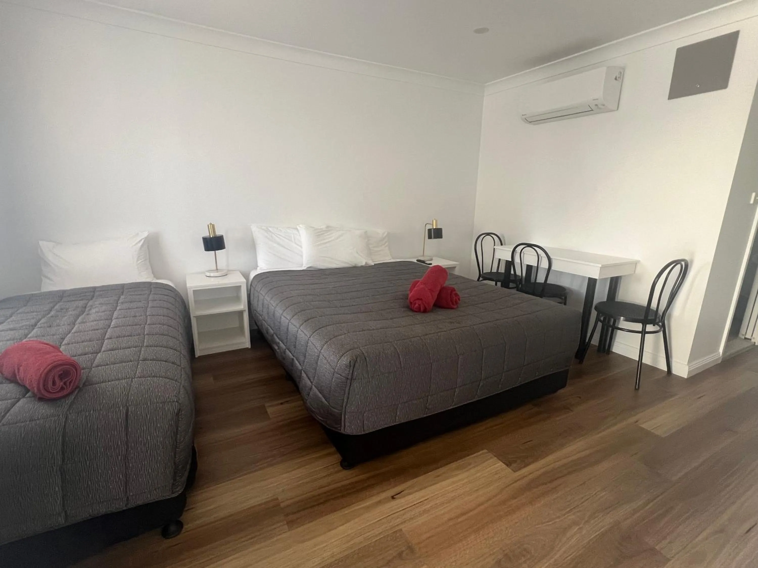 Bed in Almond Inn Motel