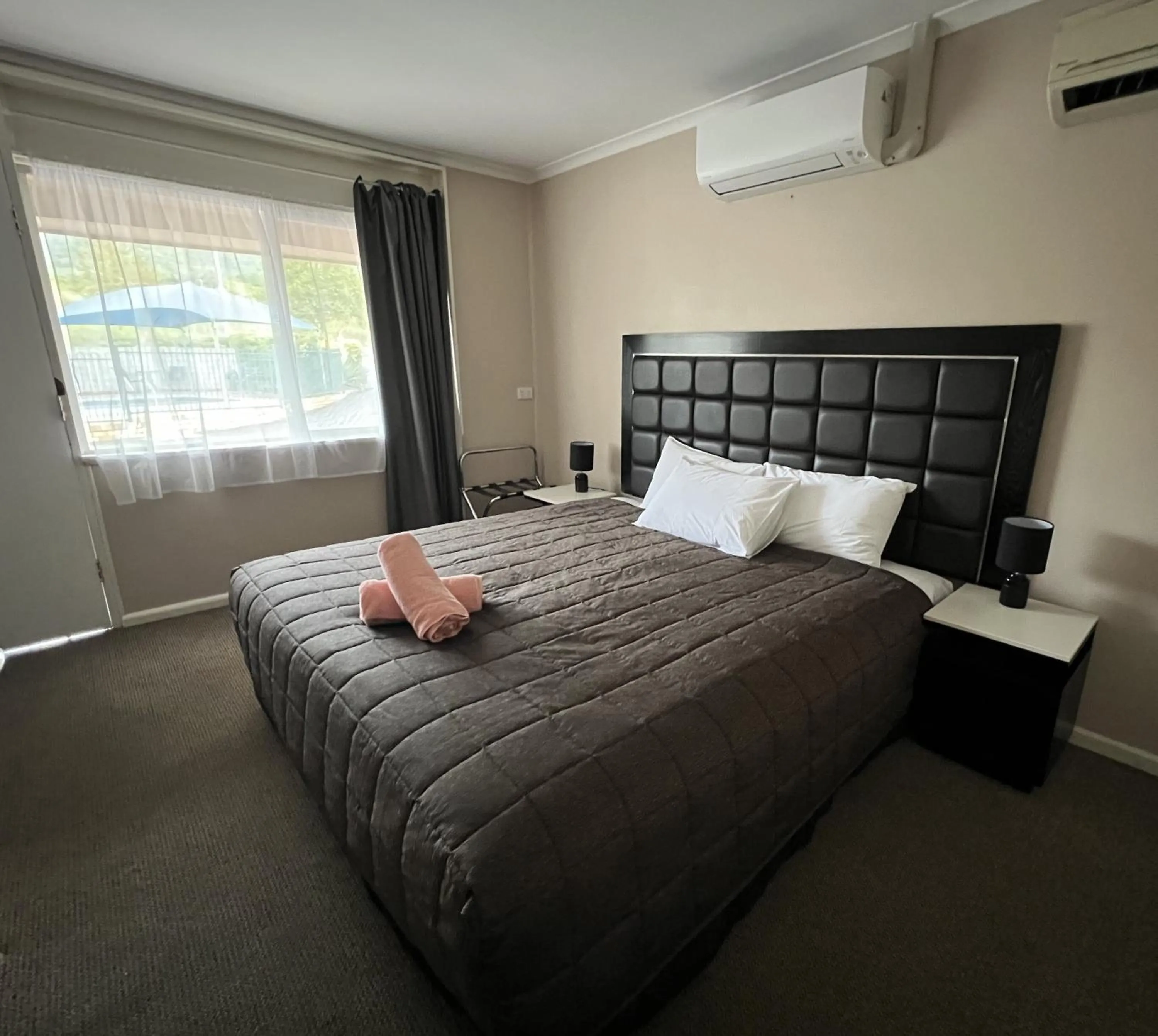 Bed in Almond Inn Motel