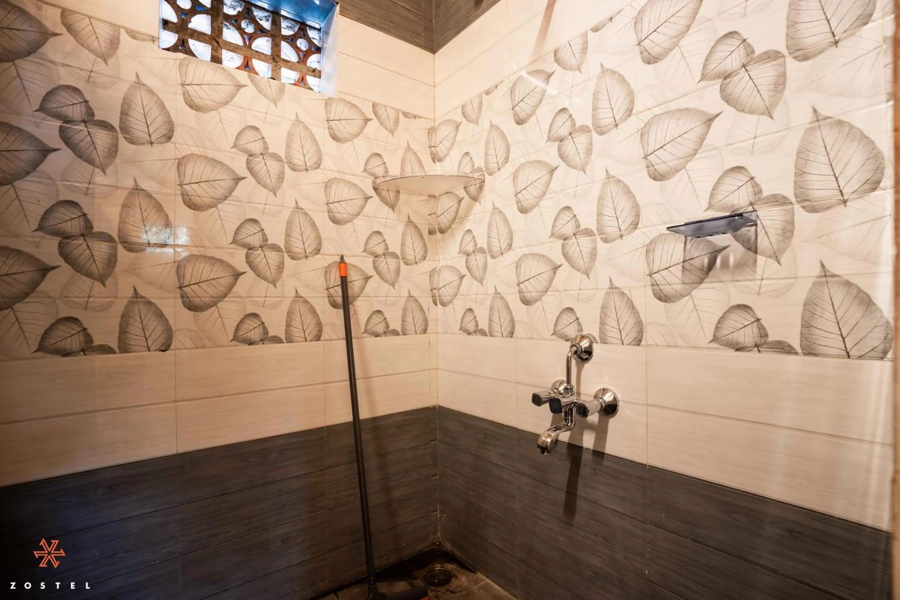 Shower in Zostel Hampi (Gangavathi)