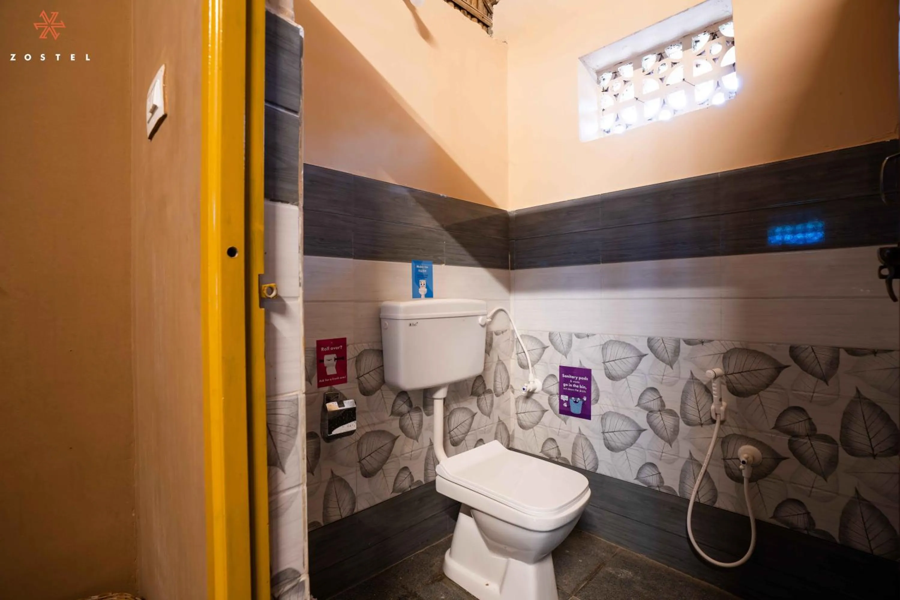 Shower in Zostel Hampi (Gangavathi)