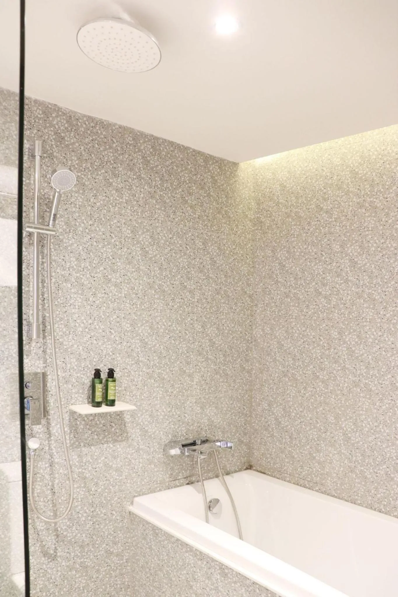 Shower in The Quarter Ratchathewi by UHG