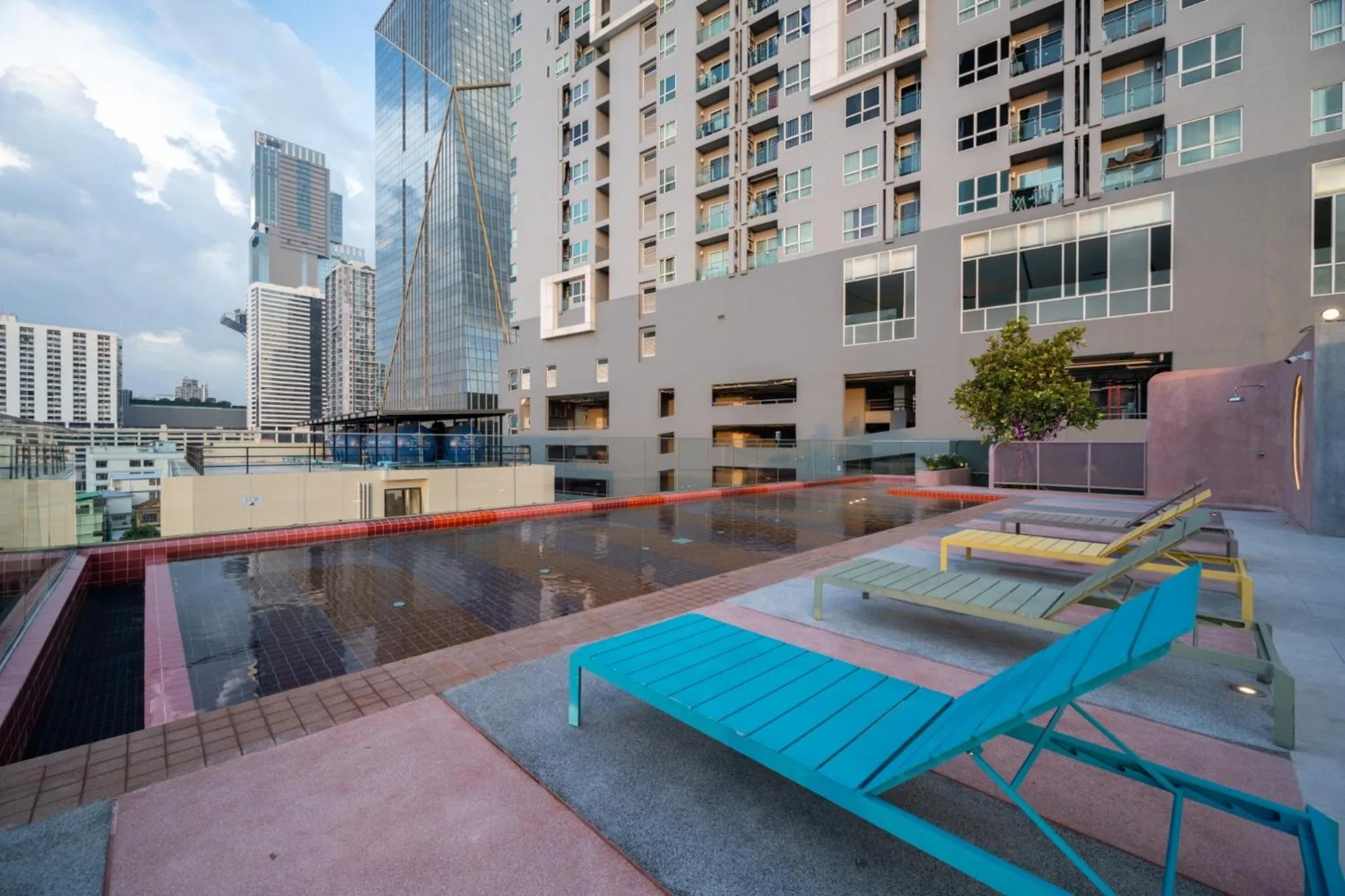 Swimming pool in The Quarter Ratchathewi by UHG