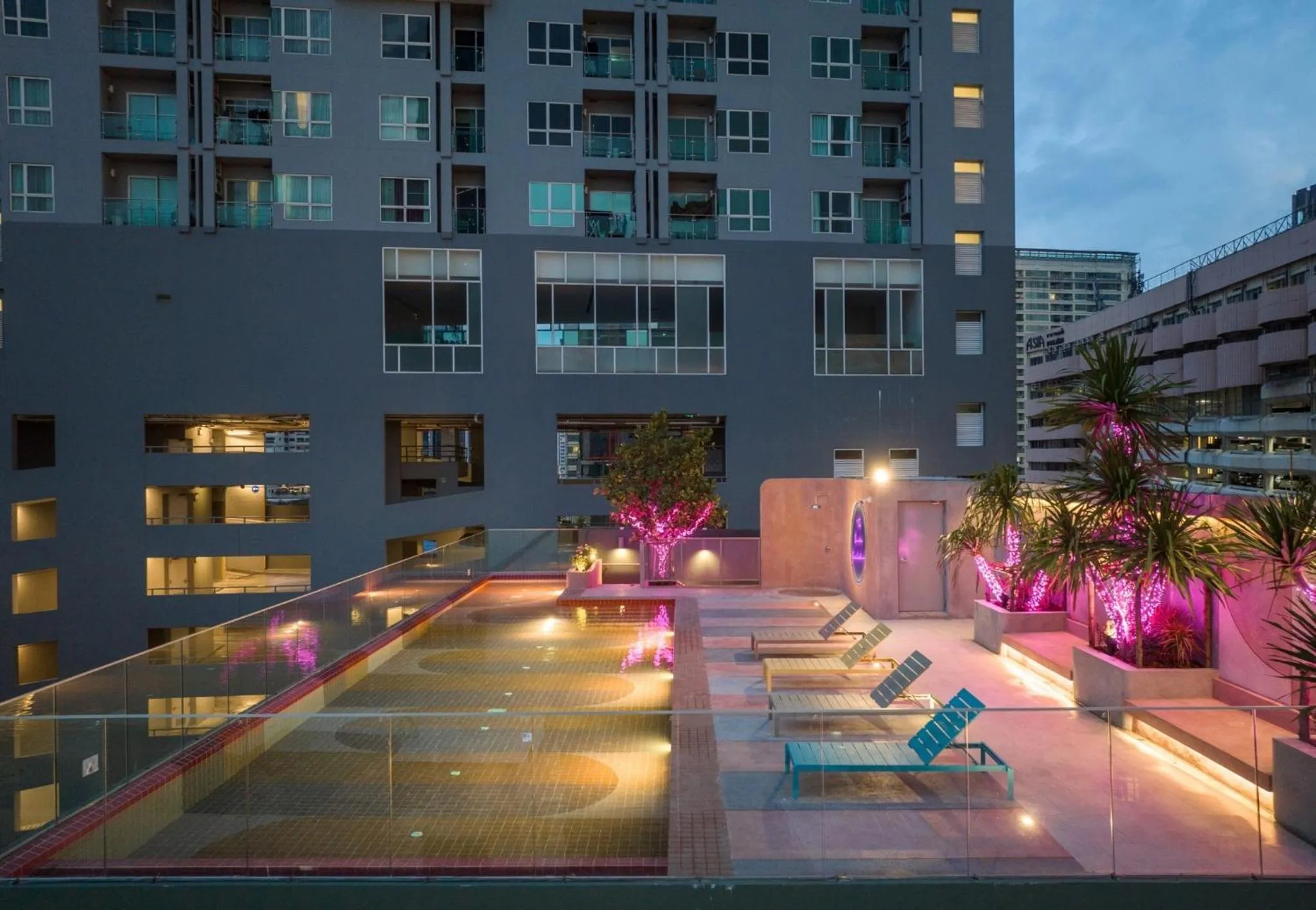 Night in The Quarter Ratchathewi by UHG