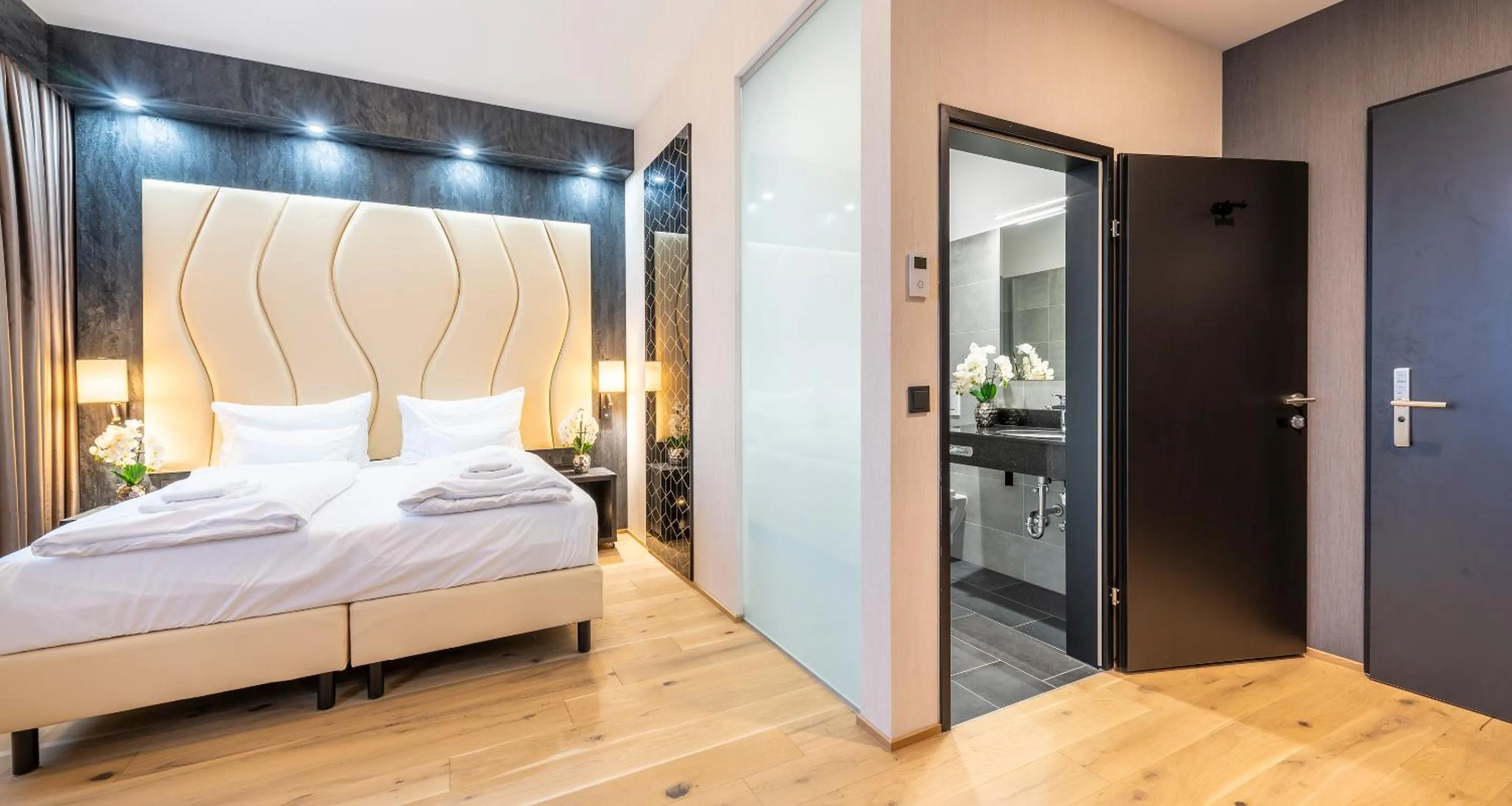 Bathroom, Bed in PLAZA INN Wiener Neustadt, BW Signature Collection