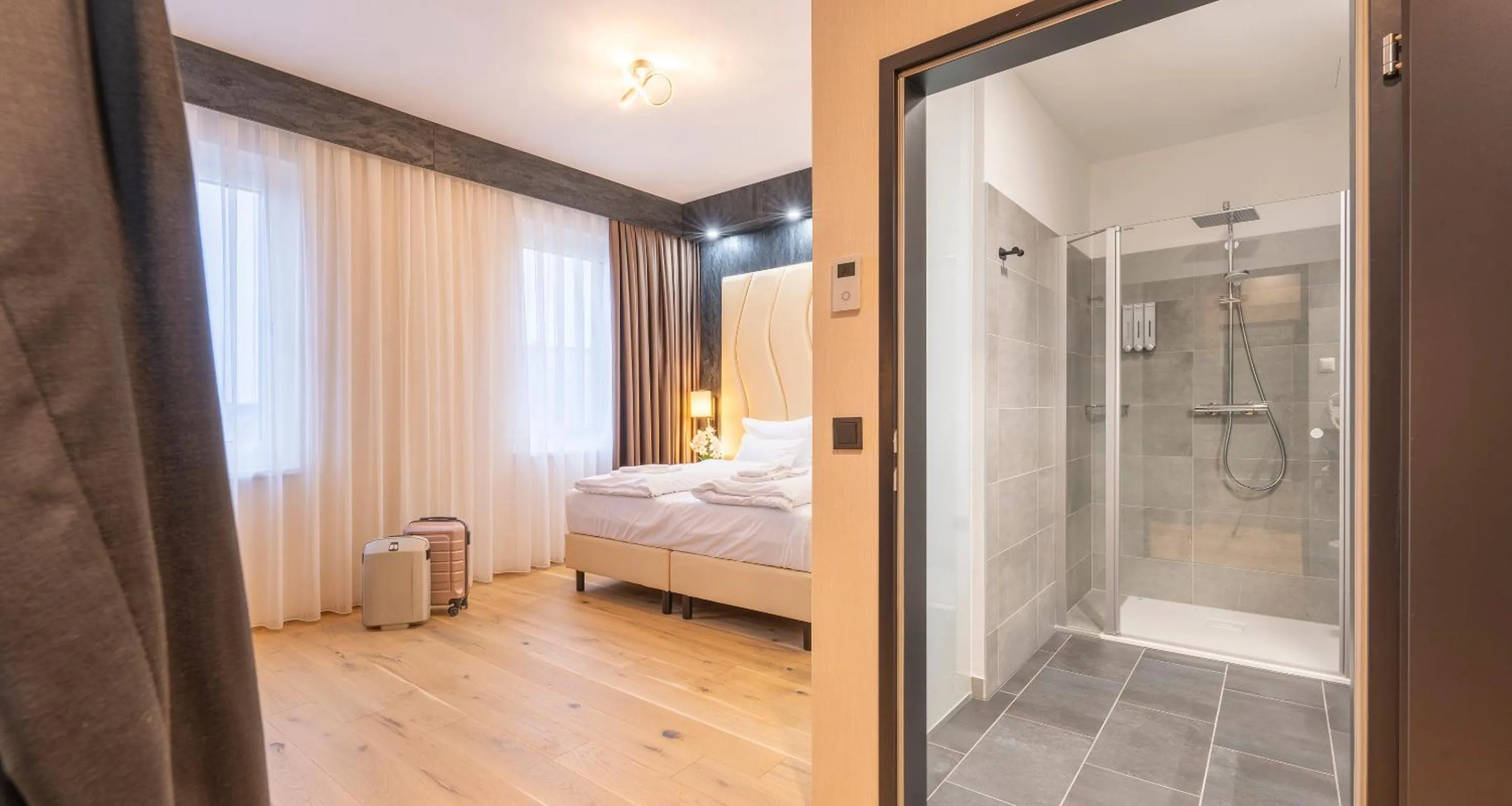 Bathroom, Bed in PLAZA INN Wiener Neustadt, BW Signature Collection