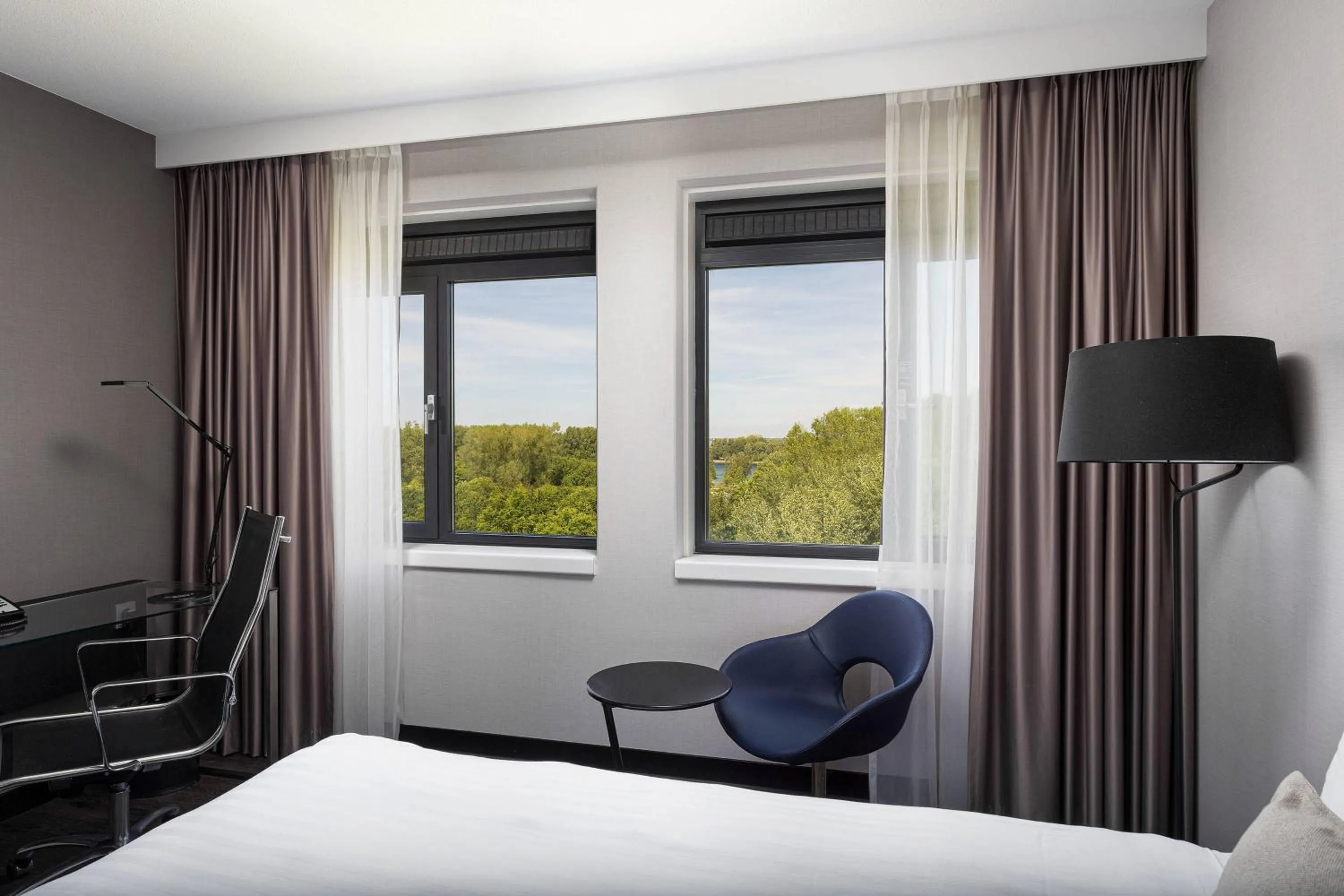 Photo of the whole room, Bed in Courtyard by Marriott Amsterdam Airport