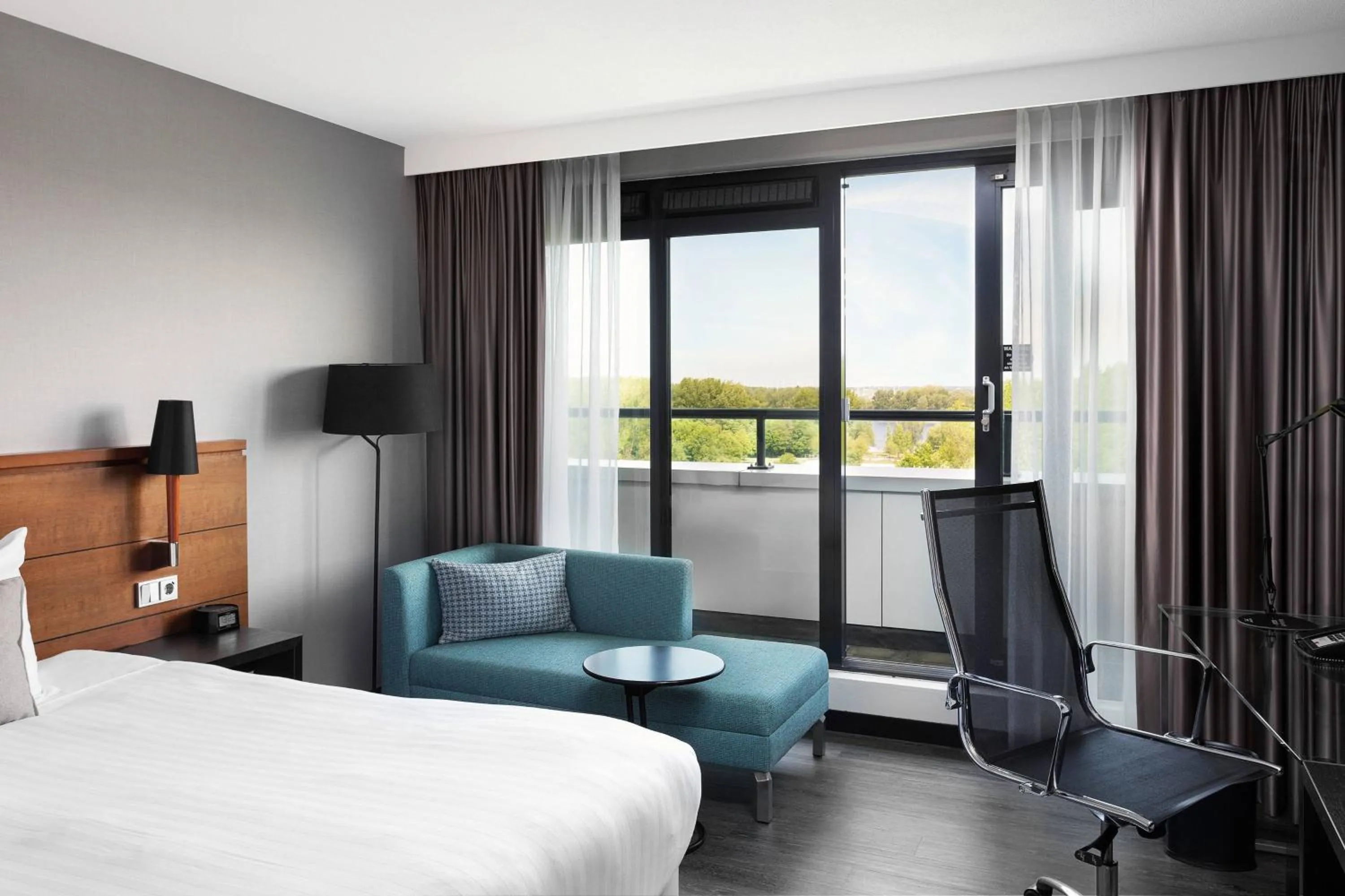 Photo of the whole room, Bed in Courtyard by Marriott Amsterdam Airport