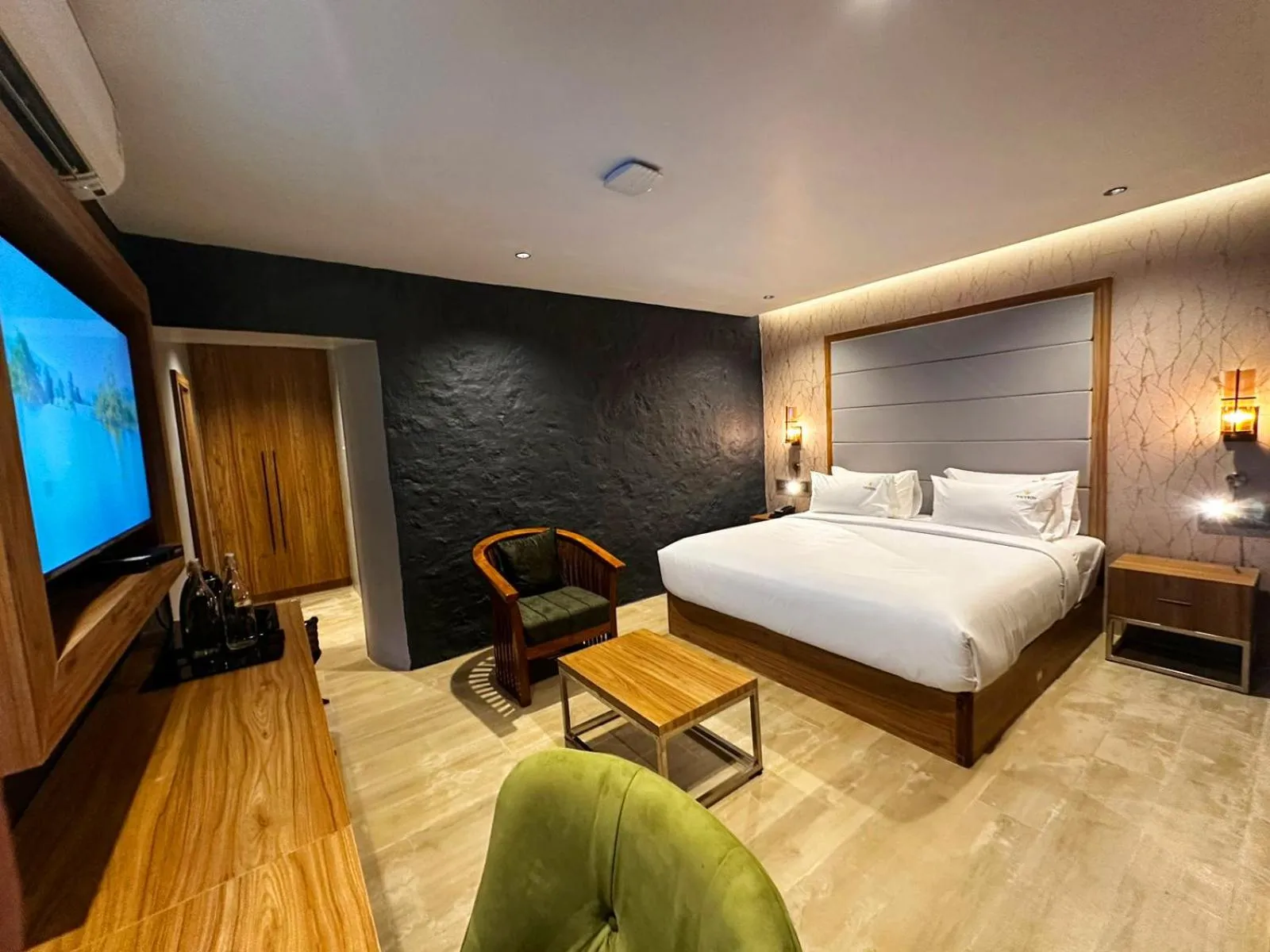 Photo of the whole room, Bed in Viceroy Luxury Mountain Resort and Spa