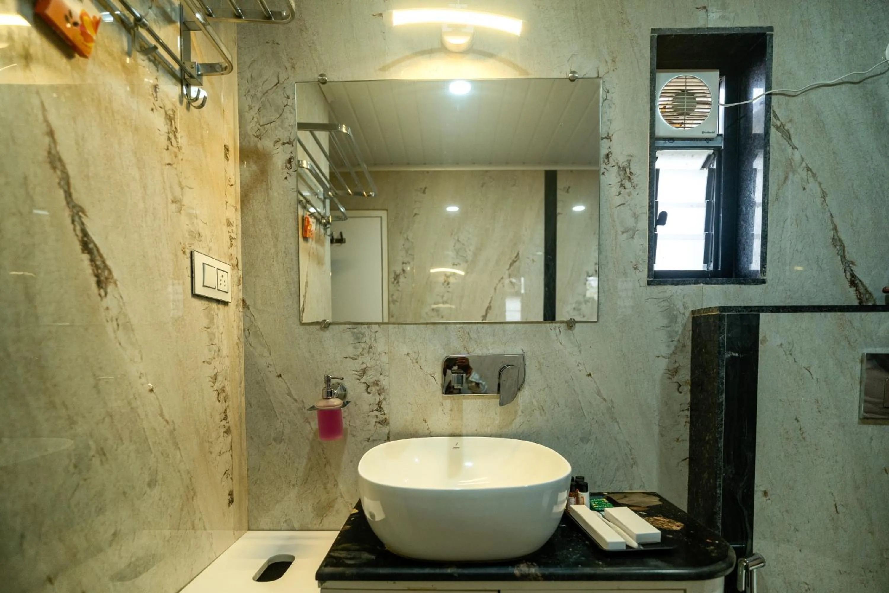 Toilet in The Autograph Inn