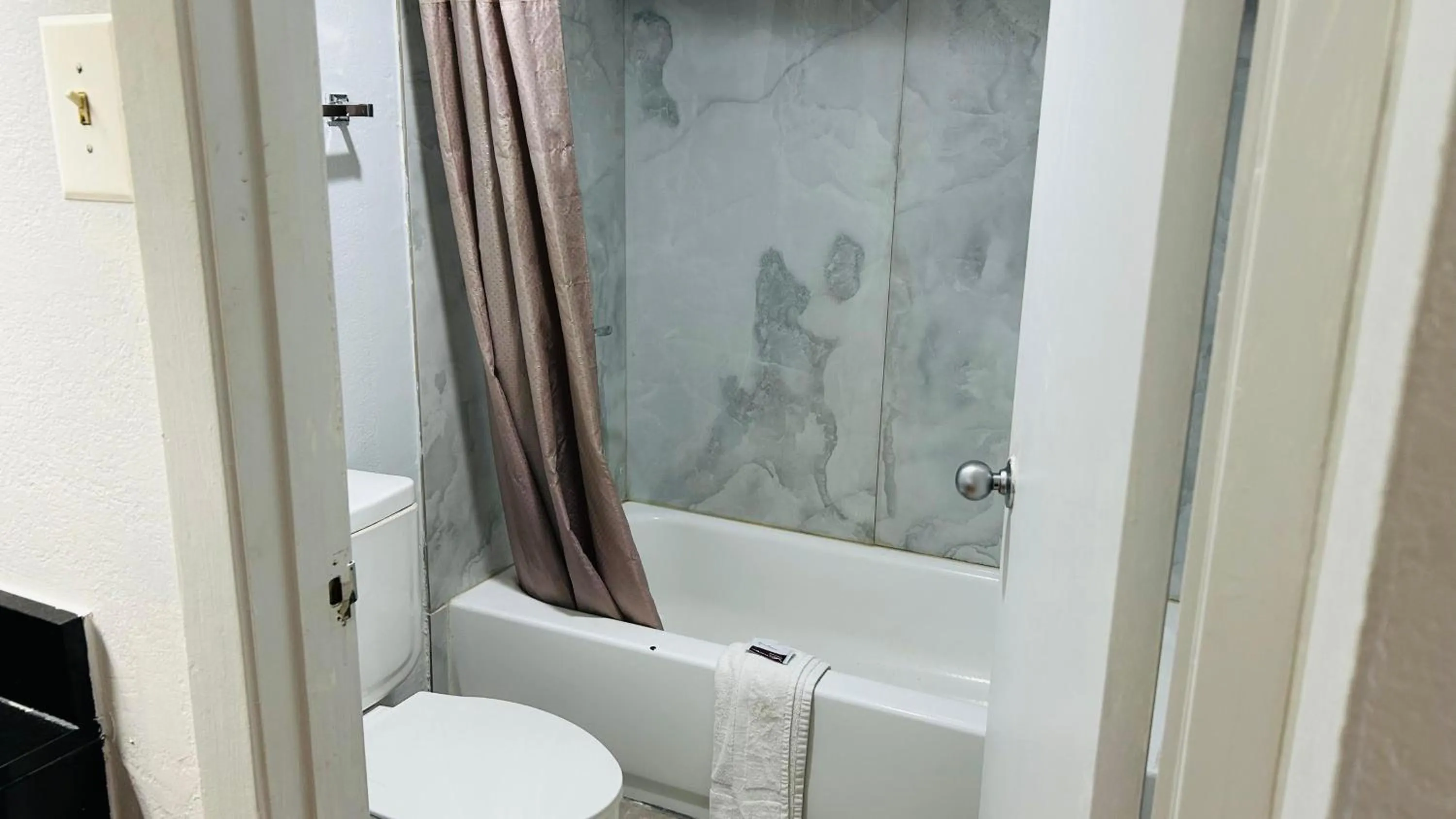 Bathroom in Super 7 Inn Tupelo