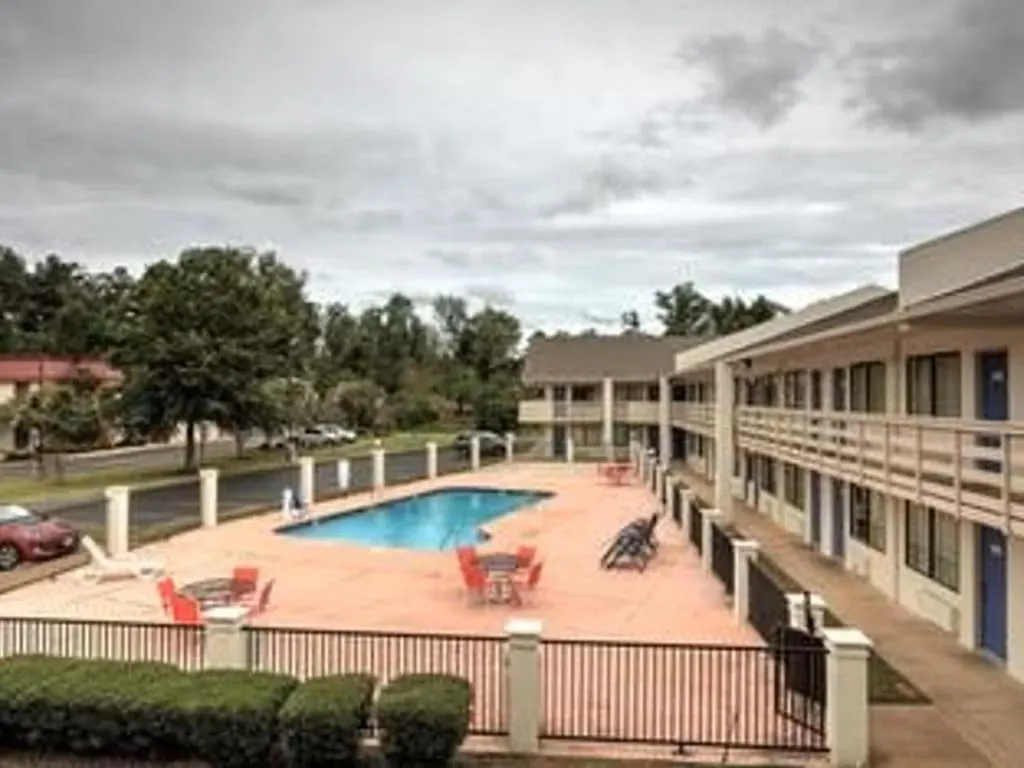 Swimming pool in Super 7 Inn Tupelo