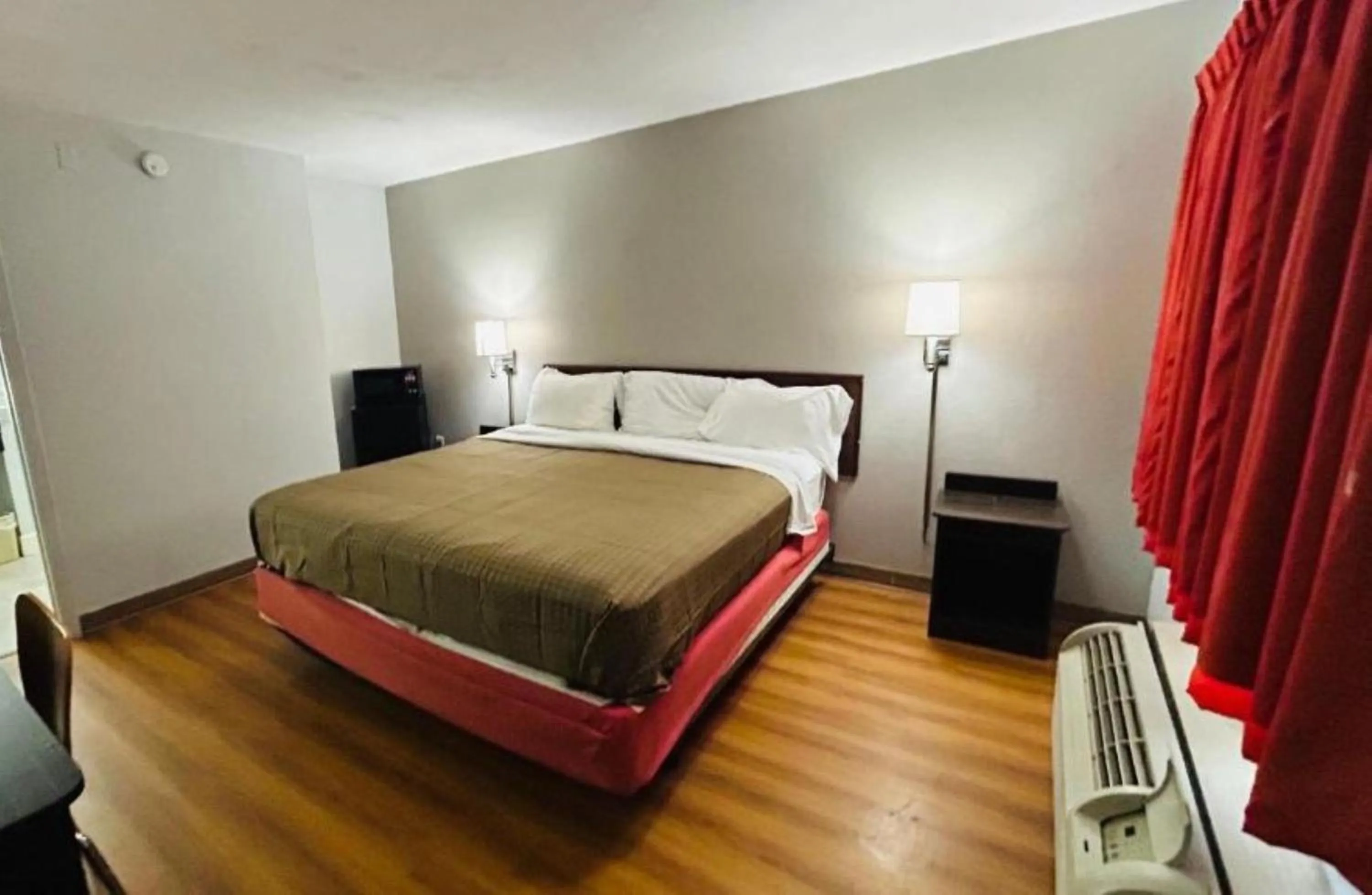 Bedroom, Bed in Super 7 Inn Tupelo