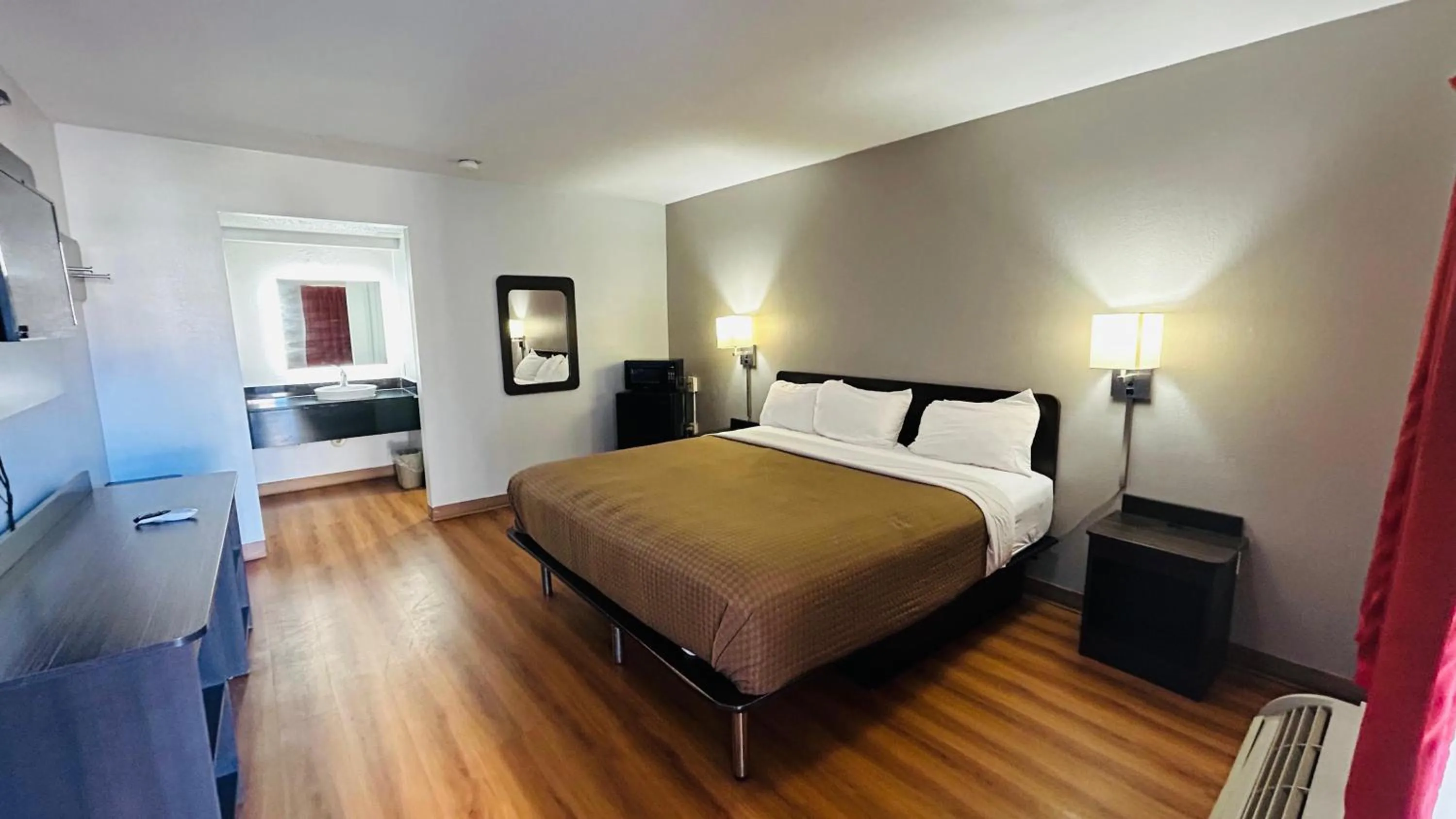 Bedroom, Bed in Super 7 Inn Tupelo