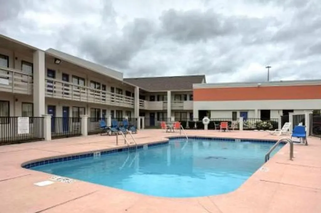 Swimming pool in Super 7 Inn Tupelo