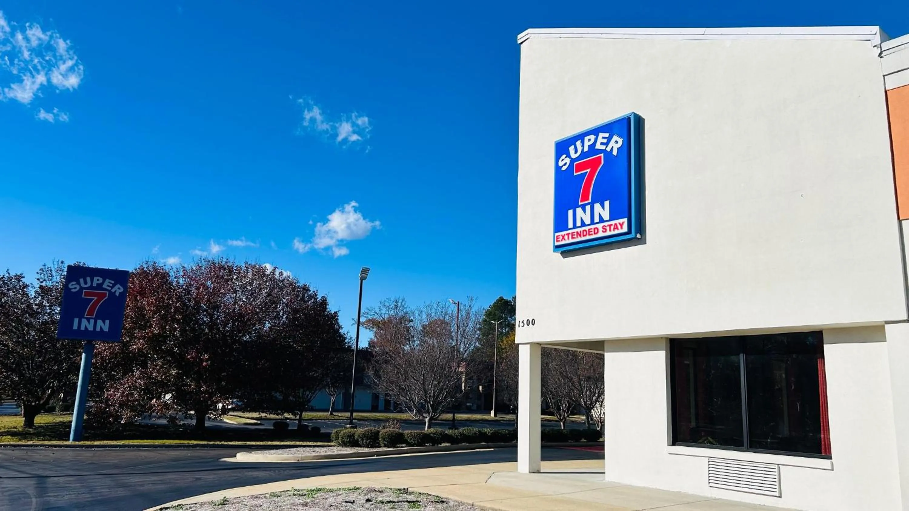 Facade/entrance in Super 7 Inn Tupelo