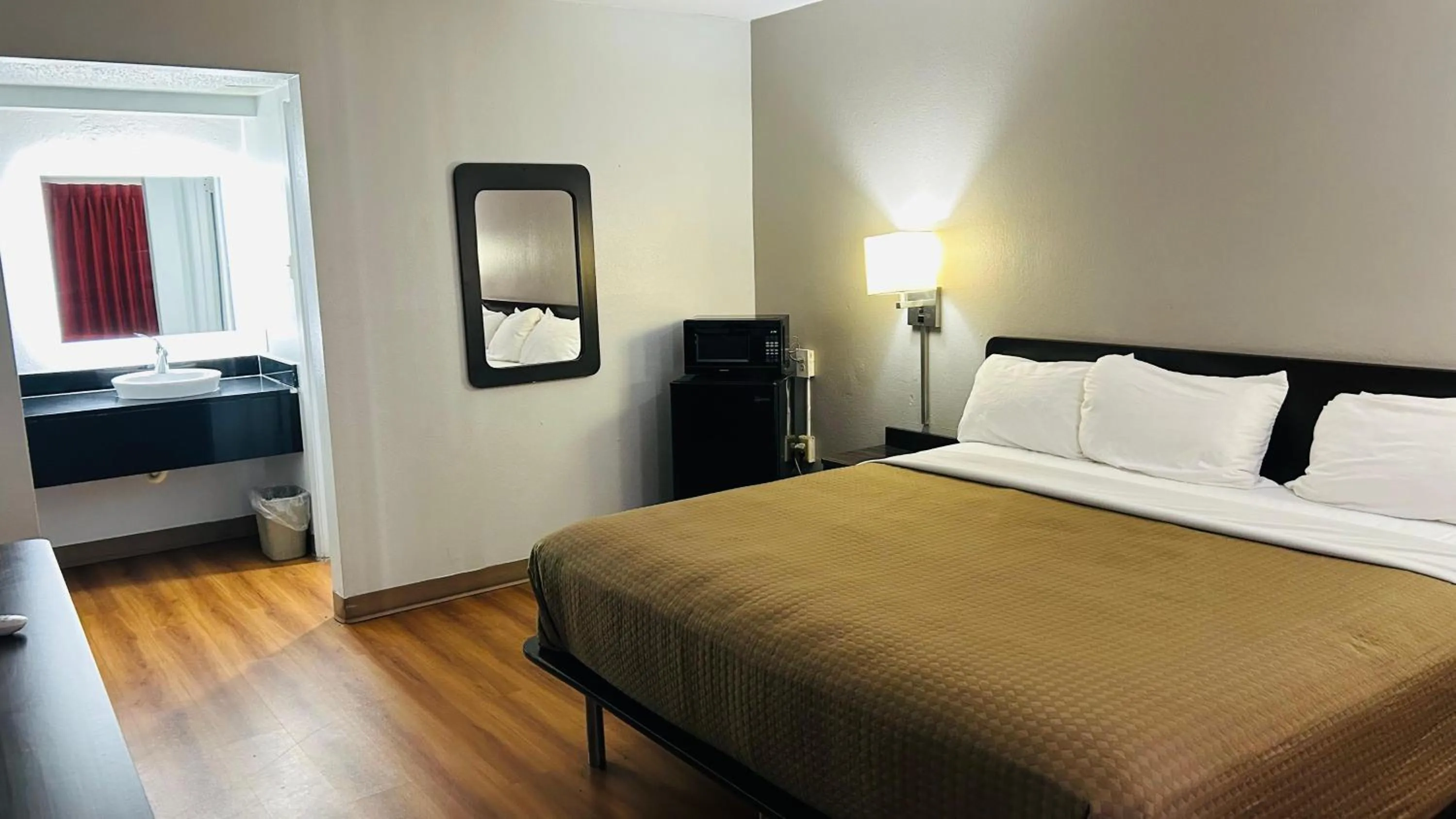 Bedroom, Bed in Super 7 Inn Tupelo